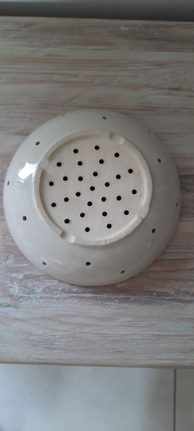 Glazed stoneware draining dish