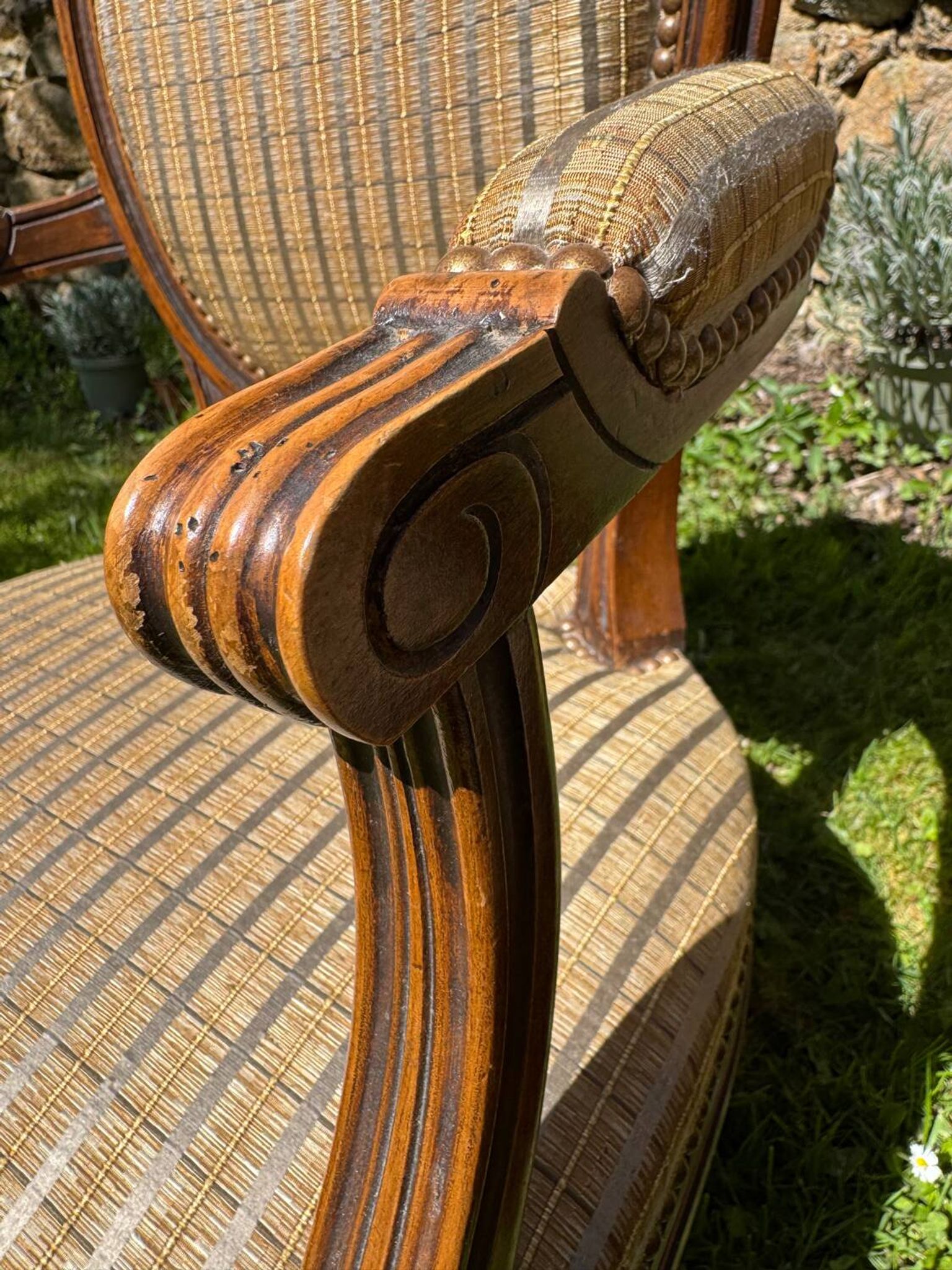Paire de fauteuils cabriolet Louis XVI – dossier médaillon