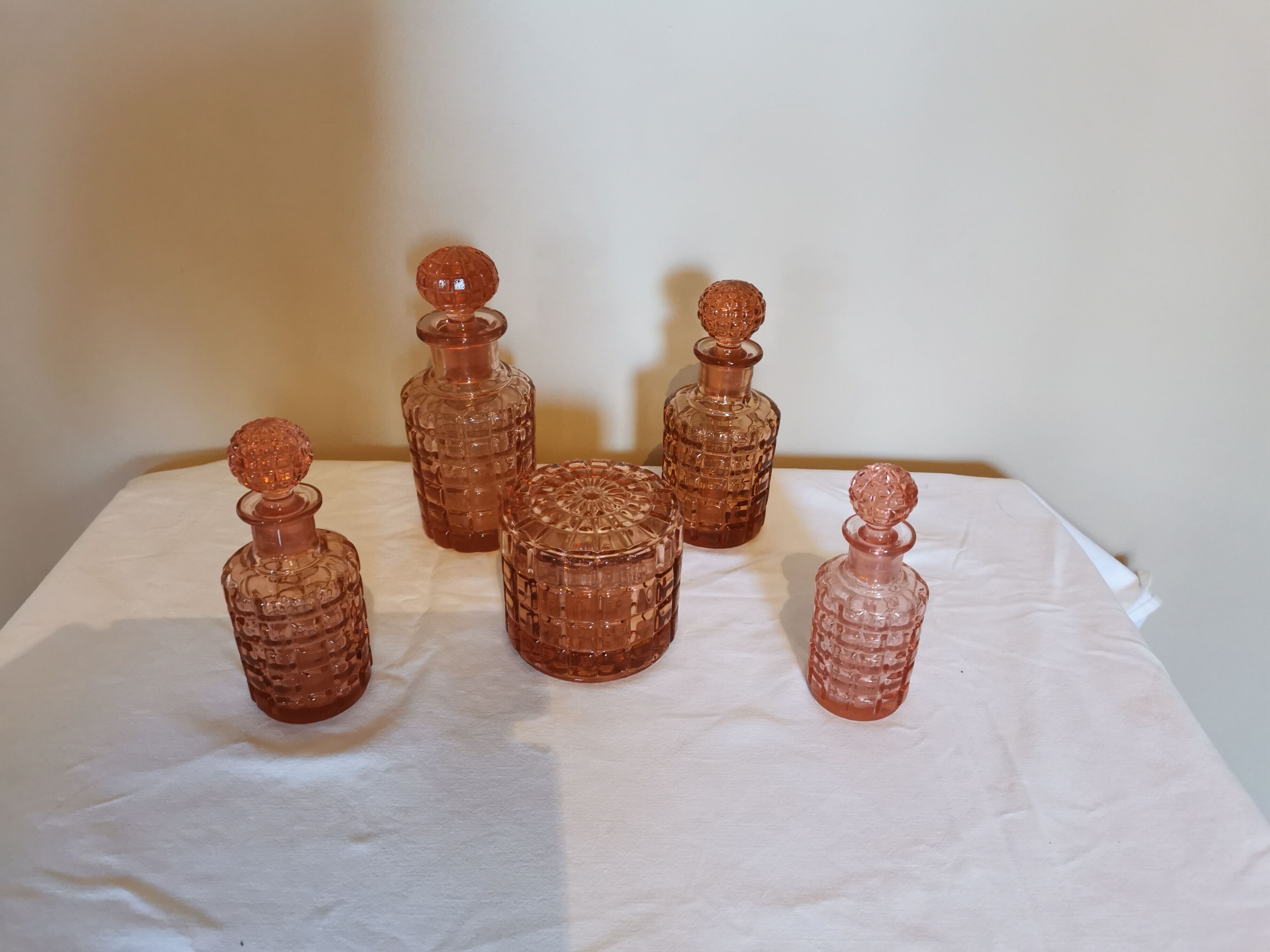 Set of 4 bottles and an art deco box in pink Bayel crystal