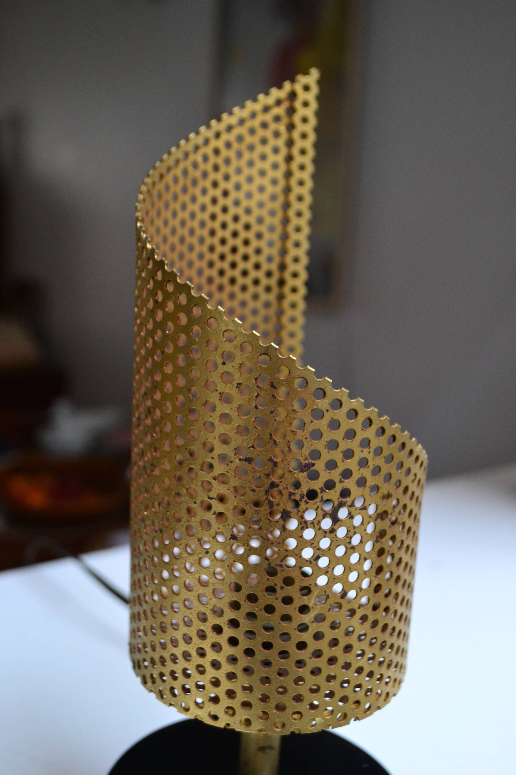 Paire de lampes métal perforé style Mategot années 50