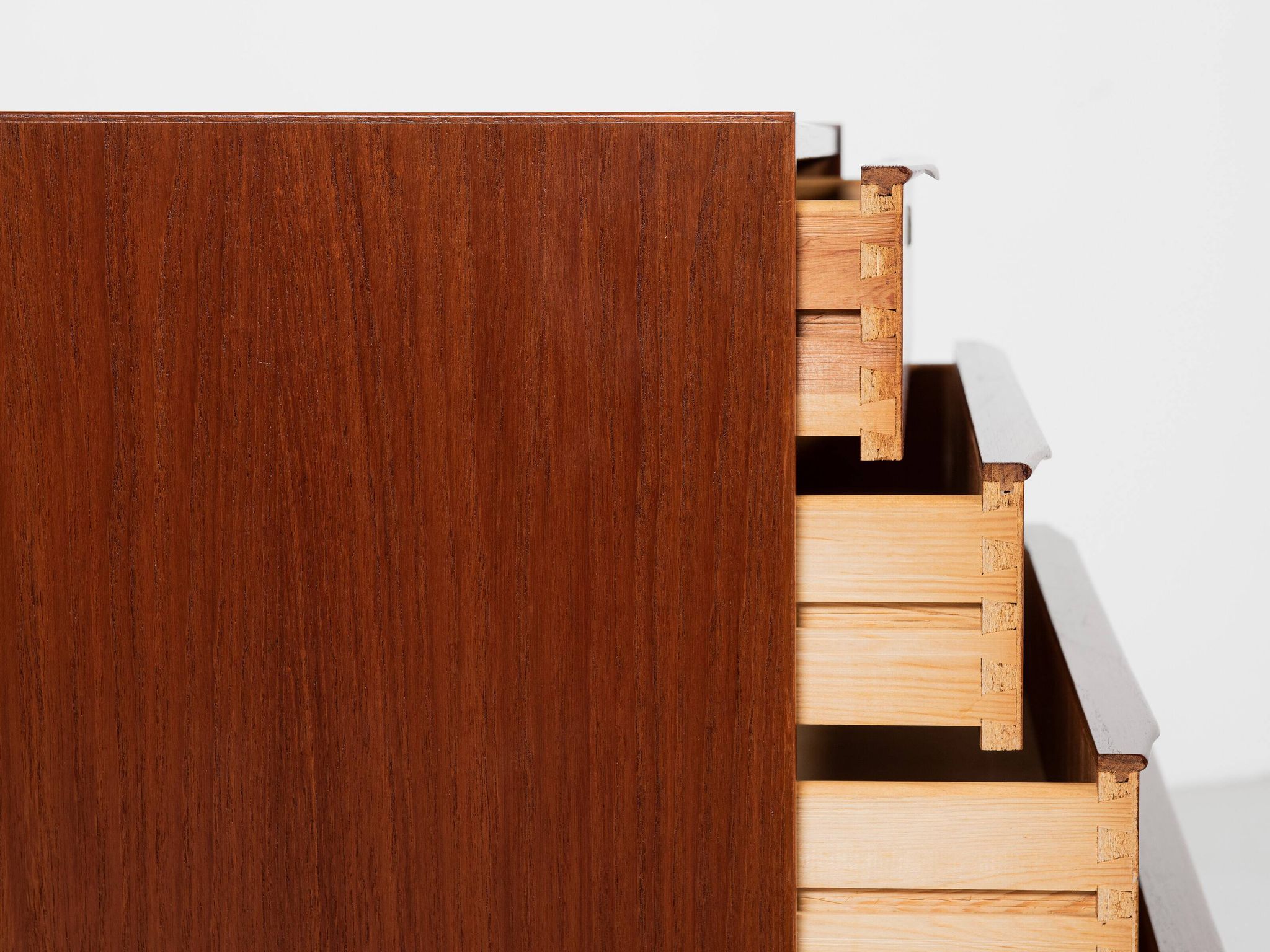 Midcentury Danish chest of 5 drawers in teak 1960s - long drawer handles