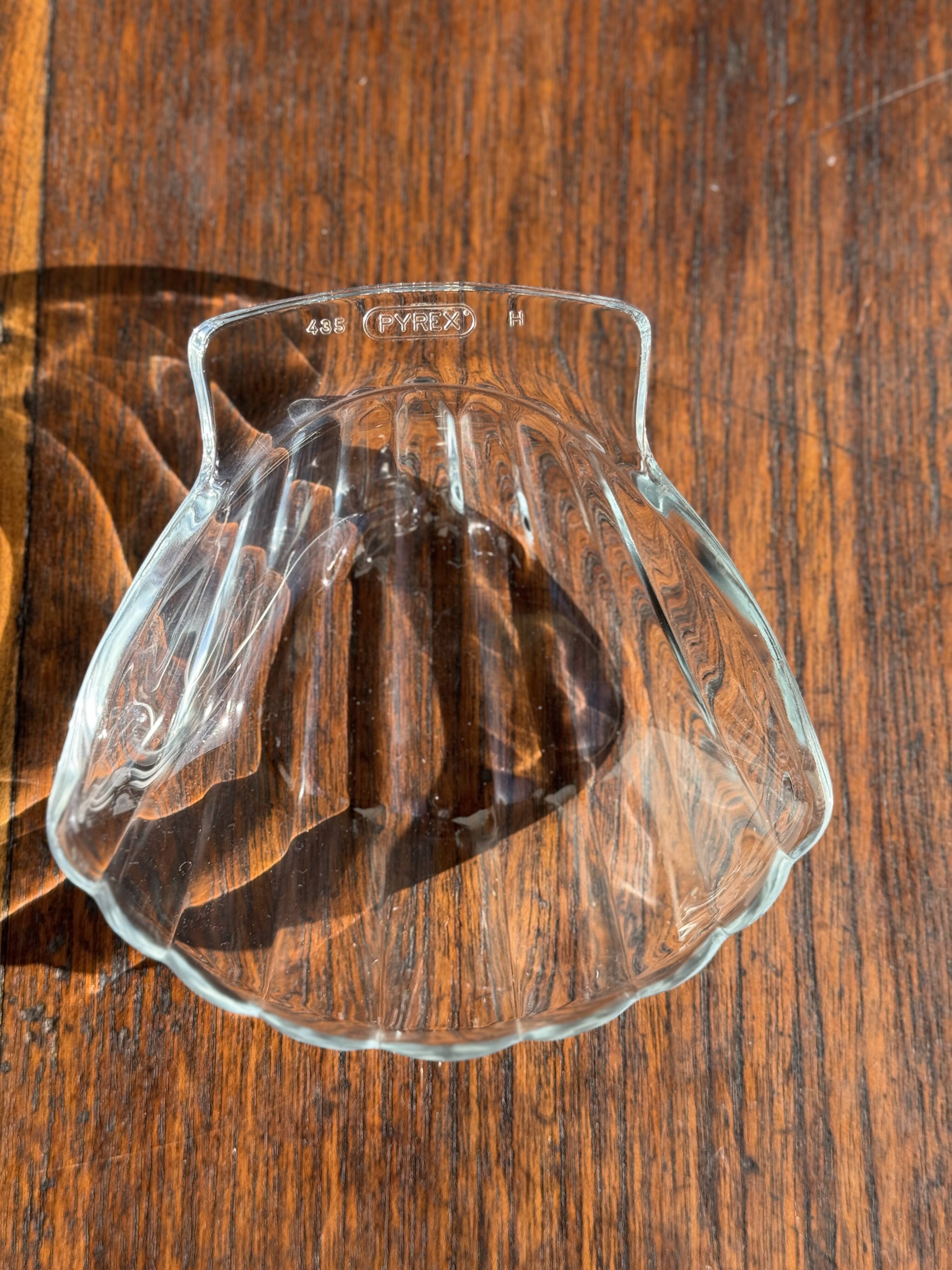 7 vintage shell-shaped bowls in Pyrex glass from France