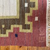 Tapis à tissage plat Röllakan rose et blanc moderne scandinave, Suède, années 1960.