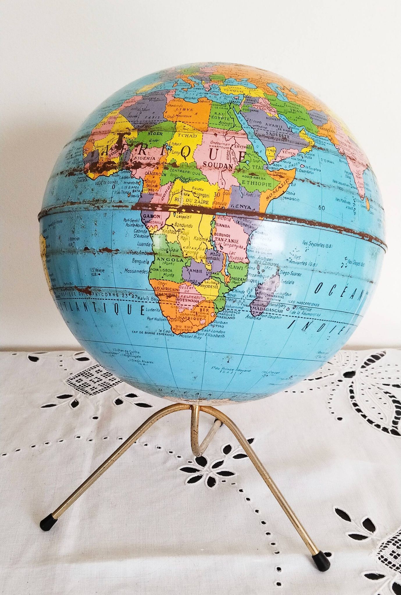 Globe terrestre en métal , Taride ,  tripode, années 60