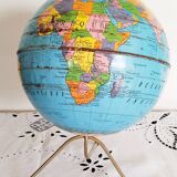 Globe terrestre en métal , Taride ,  tripode, années 60