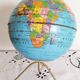 Globe terrestre en métal , Taride ,  tripode, années 60