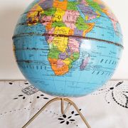 Globe terrestre en métal , Taride ,  tripode, années 60