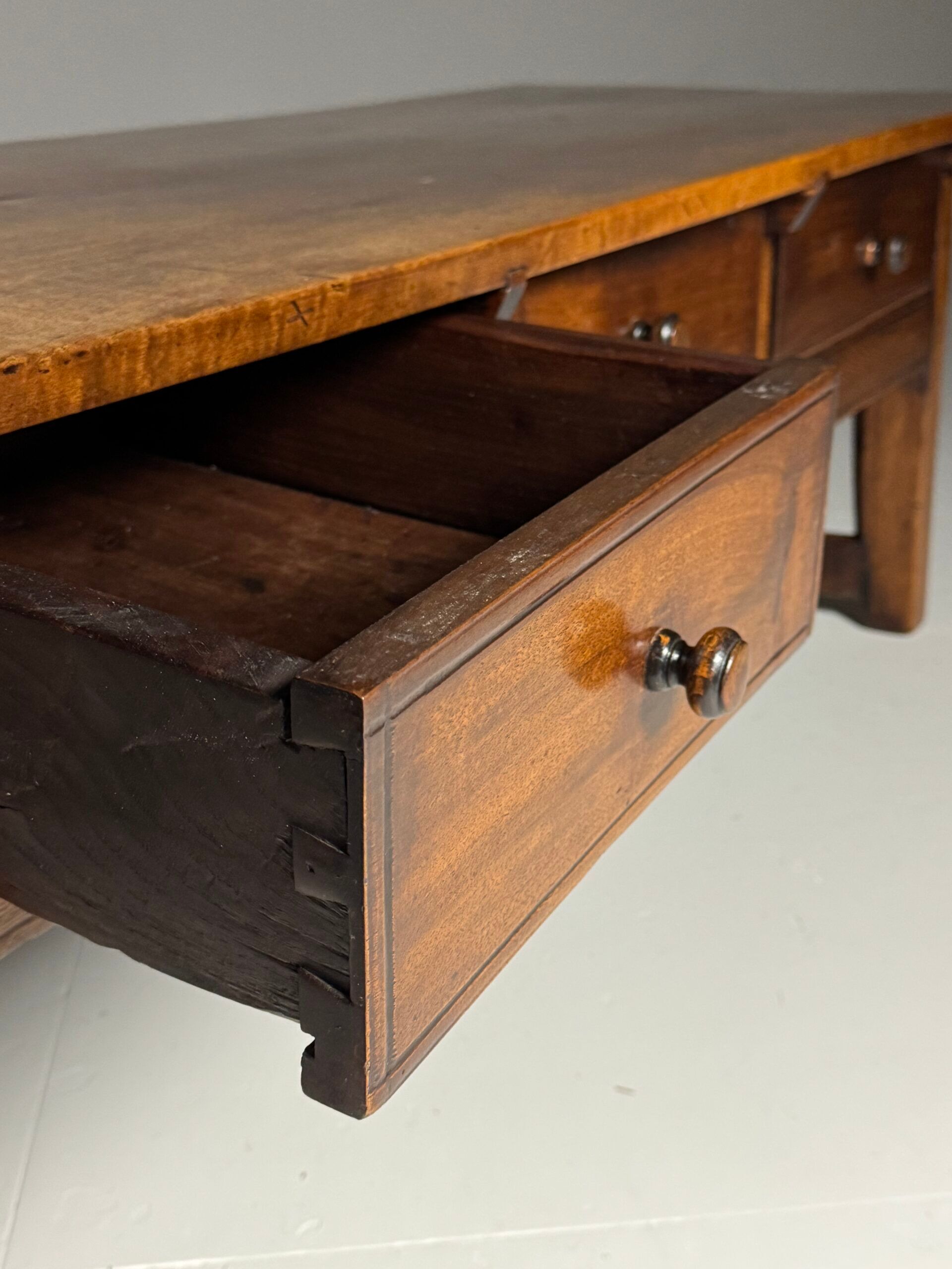 Table basse espagnole du 19ème siècle