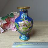 Ancien petit vase bleu en laiton cloisonné motif fleurs pivoine rose