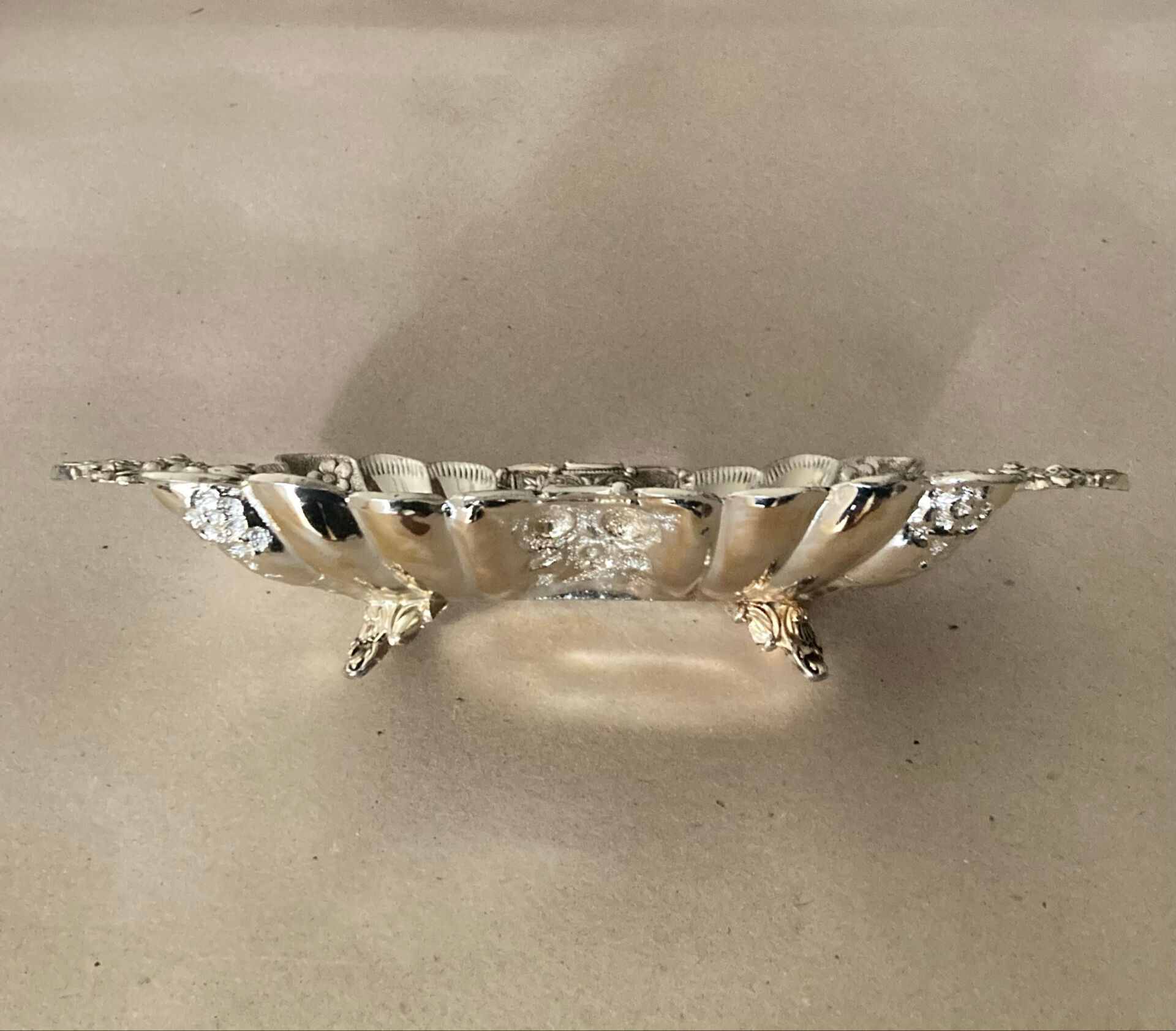 St Louis XV style letter tray, empty pocket, 20th century, in repoussé metal.
