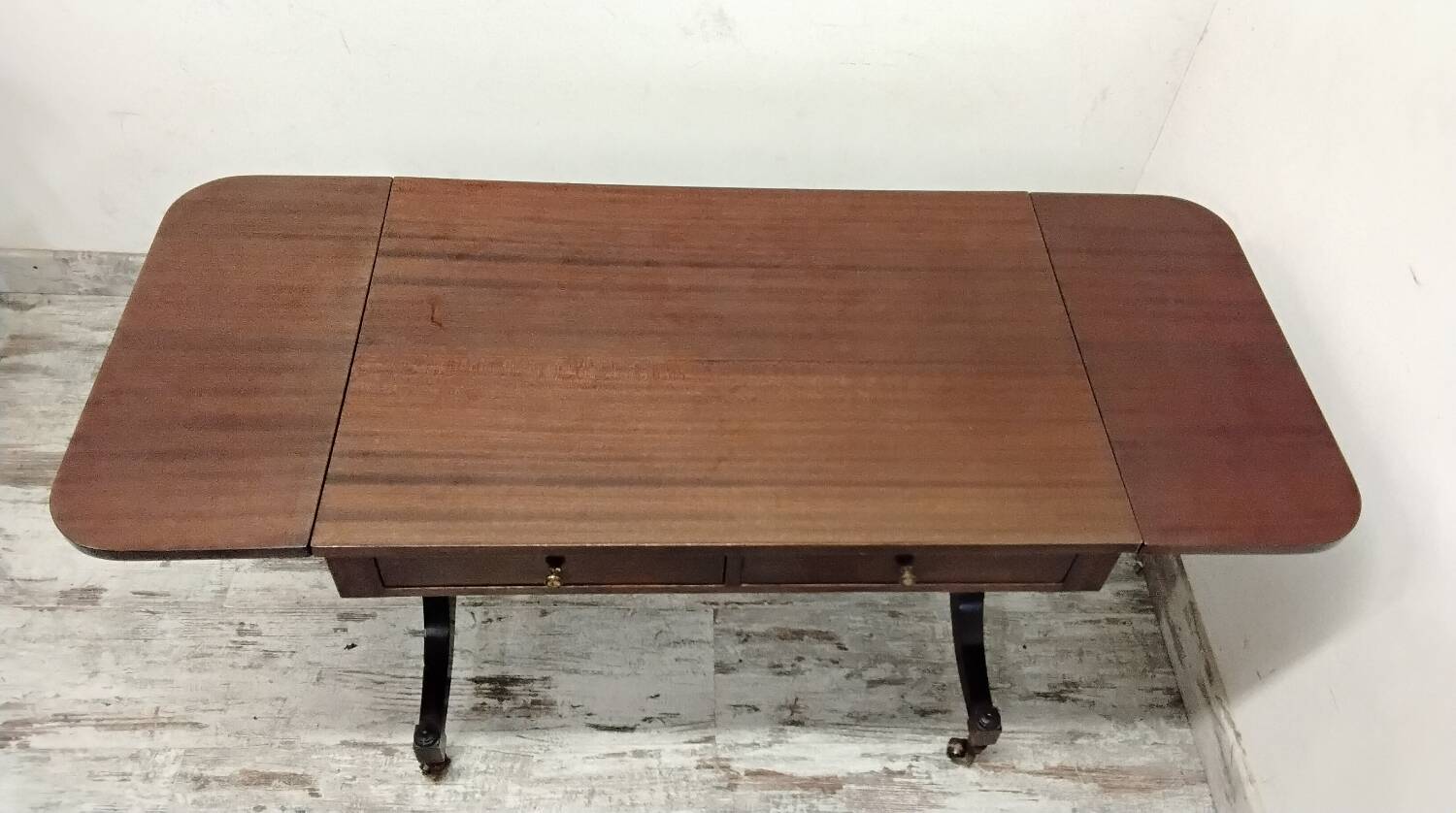 English-style coffee table with flaps