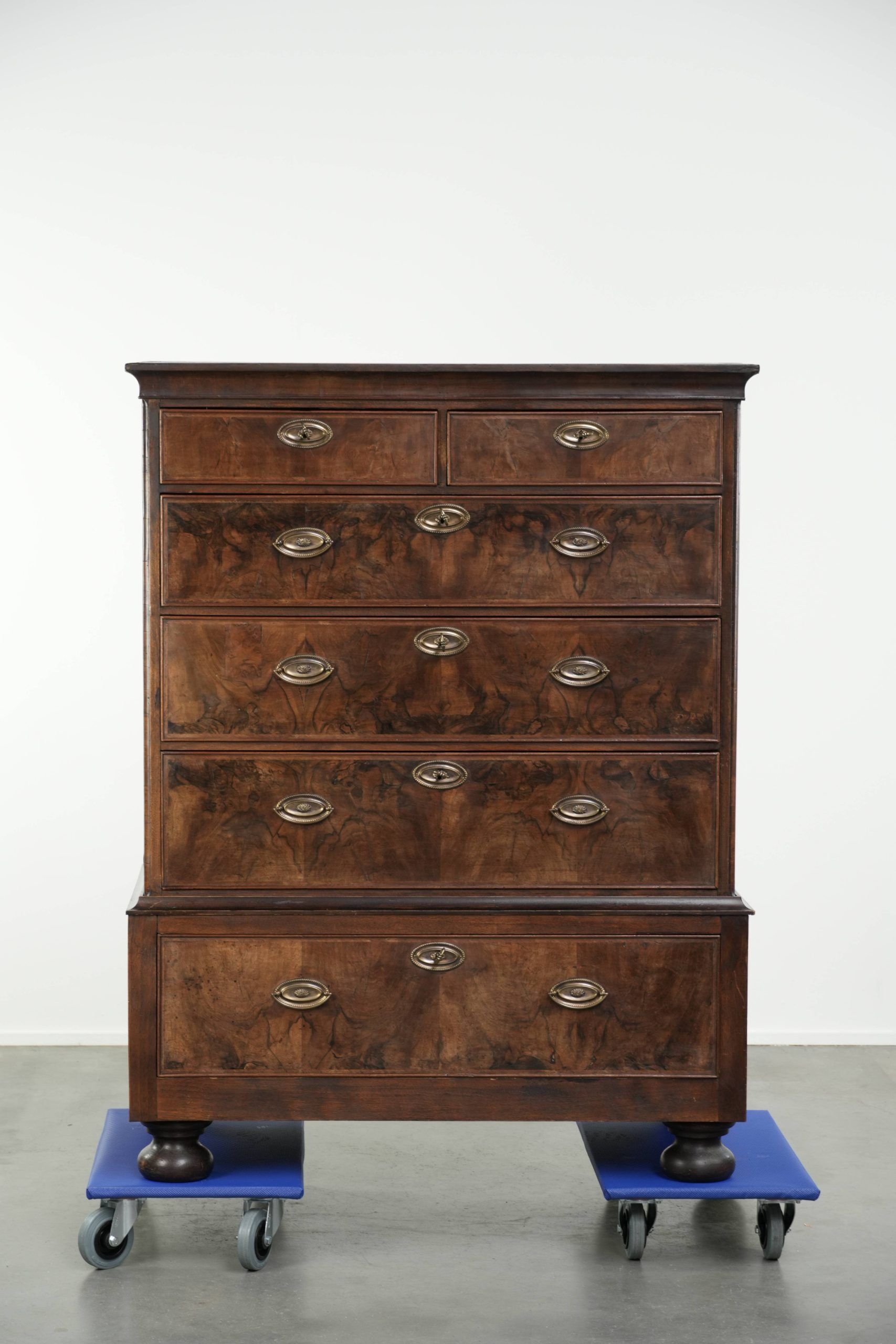 Large antique English oak double chest of drawers from the 18th century