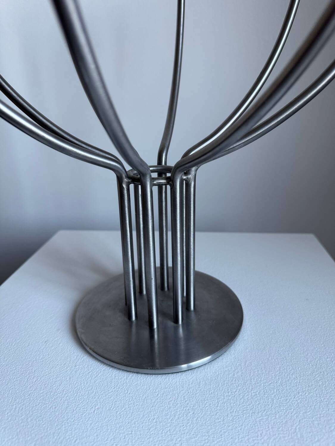 Candelabre en métal scandinave moderniste suédois vintage : milieu du siècle M