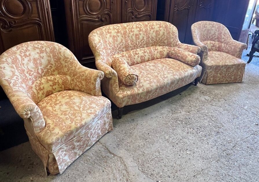 Salon Crapaud ancien de 3 pièces recouvert d’un beau velours, canapé et fauteuils