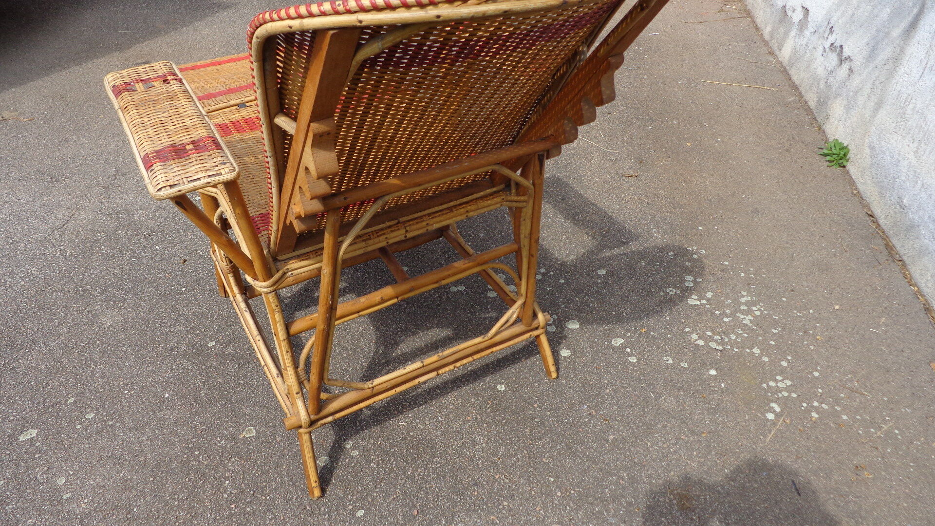 Wicker lounge chair