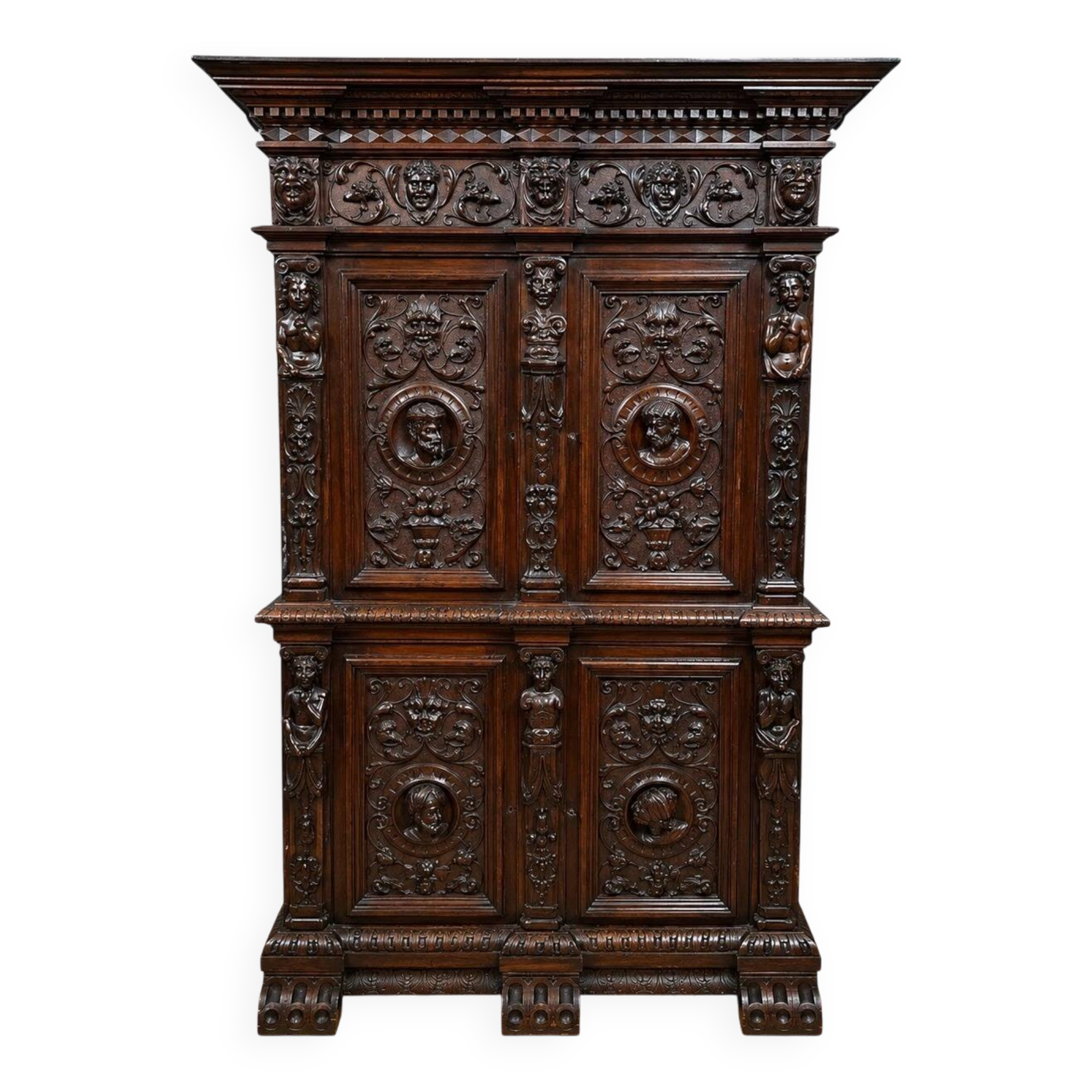 Cabinet d’apparat en bois richement sculpté dans le goût Renaissance