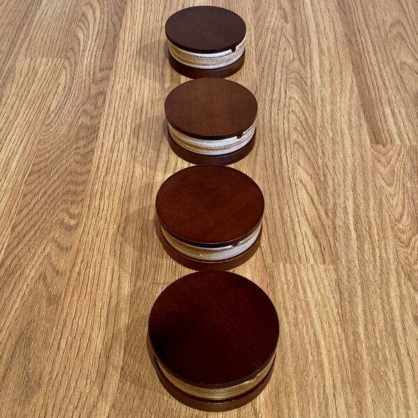 Ensemble de quatre cendriers entièrement fait à la main.