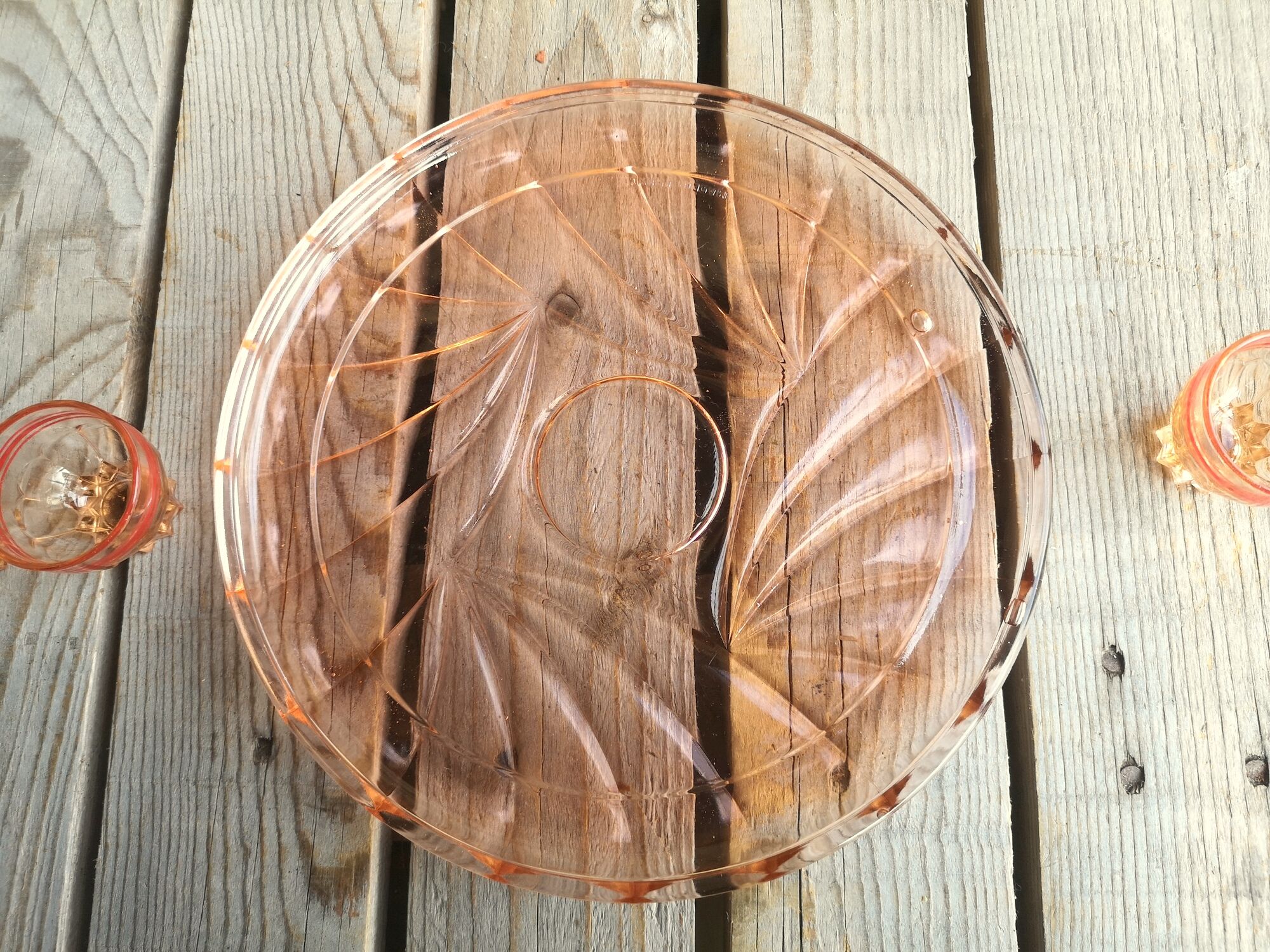 Ancient Rose Glass Plate with 4 Small Liqueur Glasses