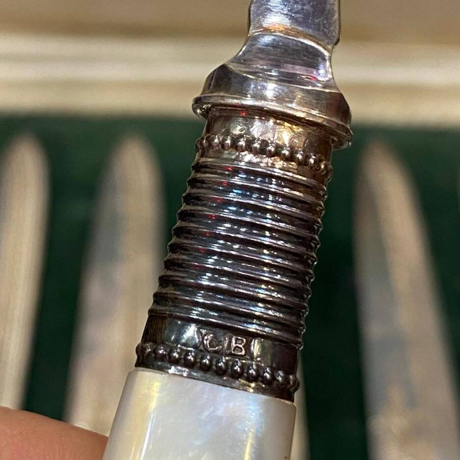 Cuberteria “Charles Boyton”, Victorian Style, Plate and nácar, s. XX – London, Reino Unido