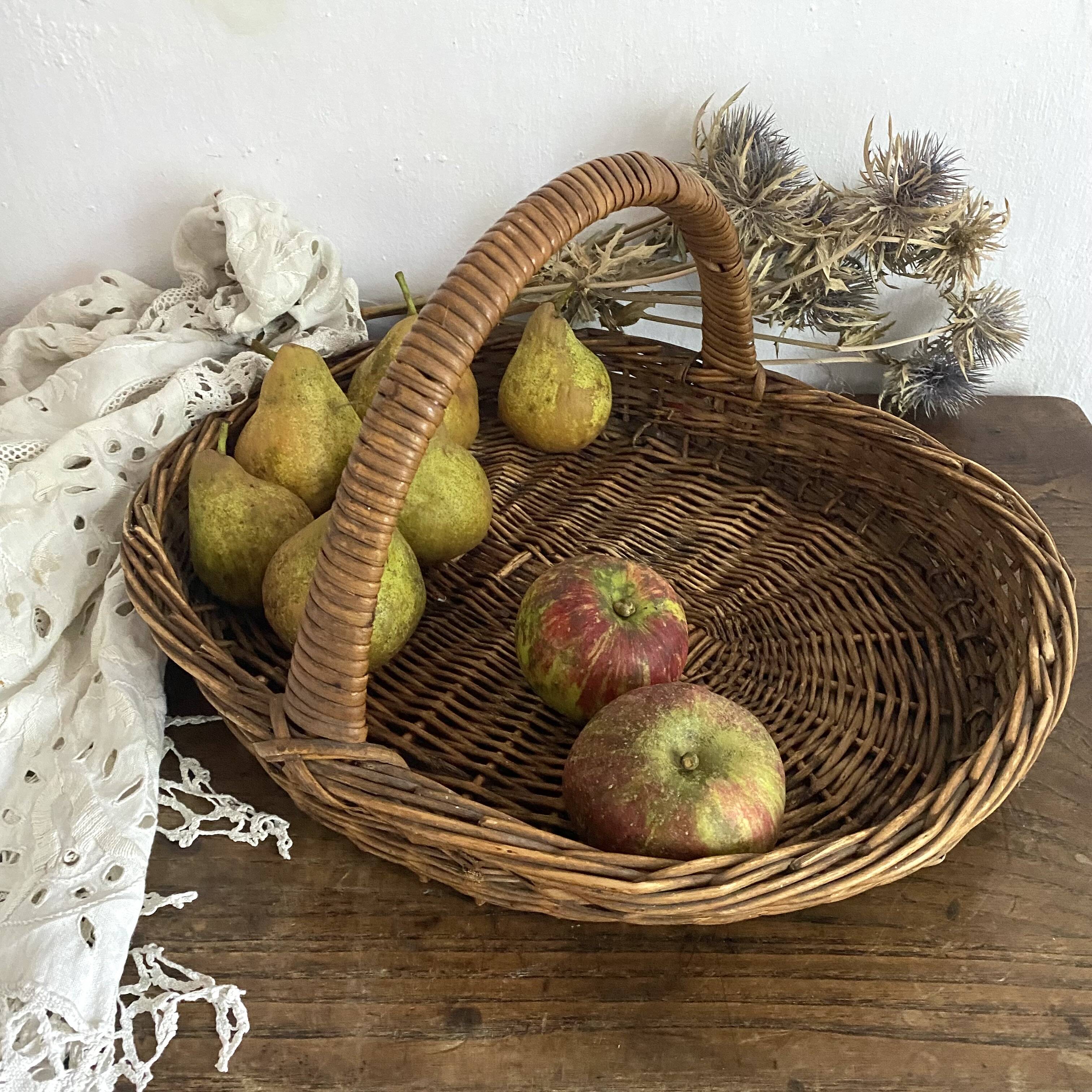 Flat-bottomed woven wicker basket