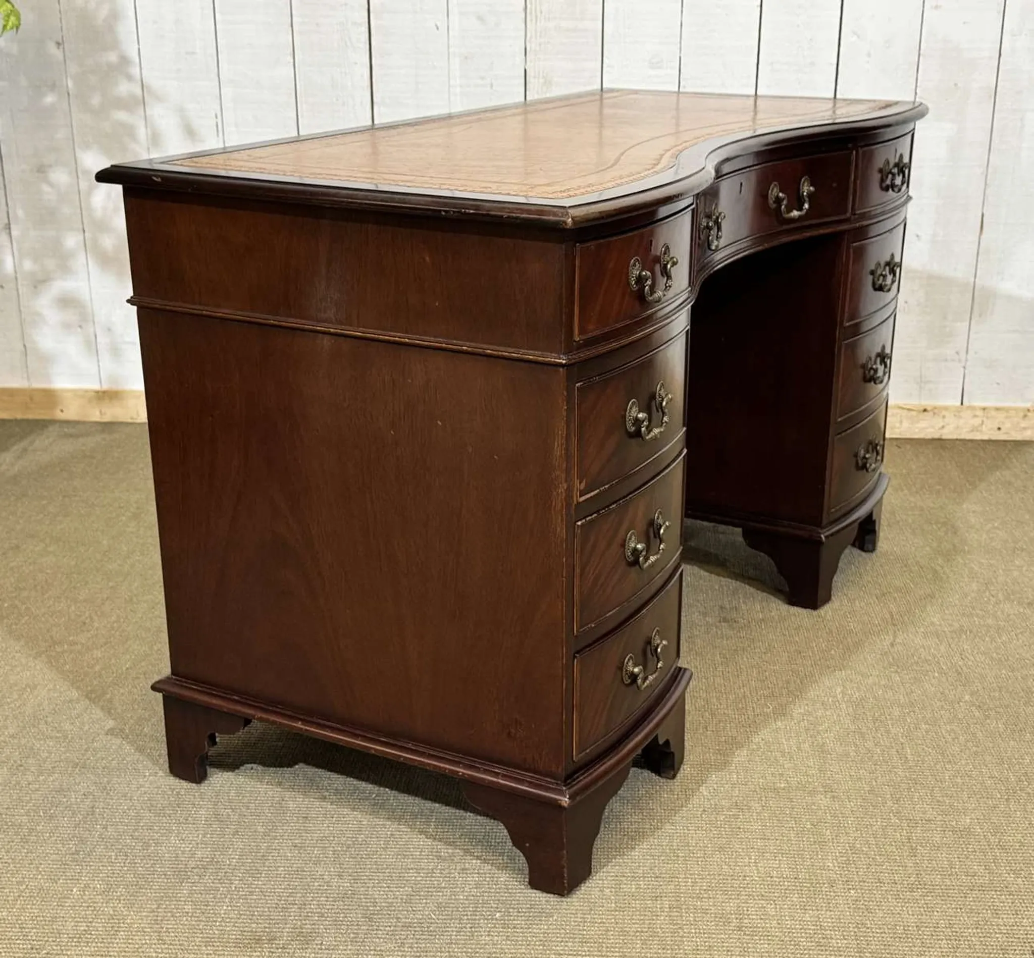 English desk with drawers from the 1950s in mahogany with a leather top.