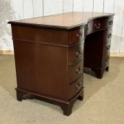 English desk with drawers from the 1950s in mahogany with a leather top.