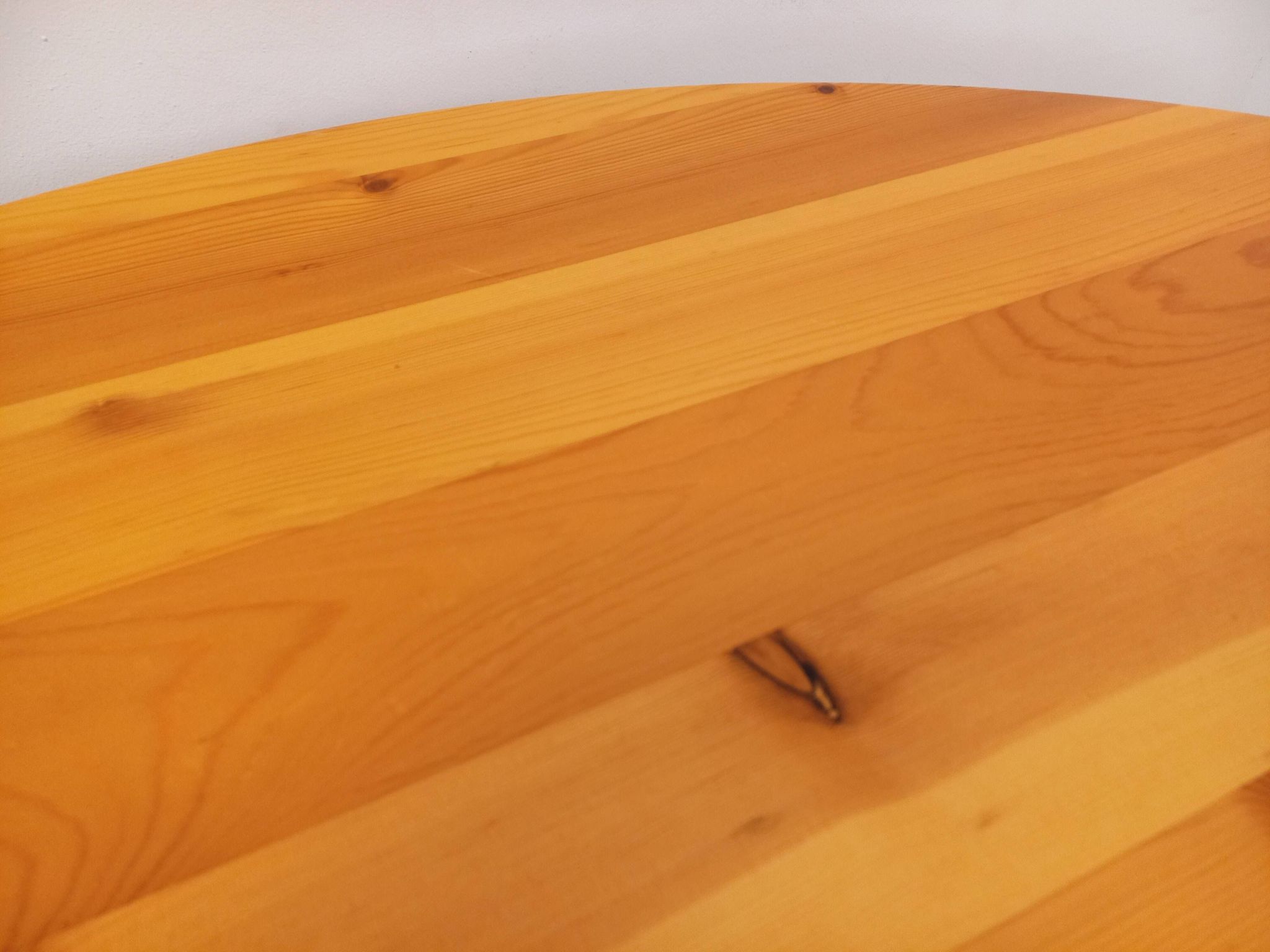 Table à manger ronde scandinave vintage style Rainer Daumiller en pin