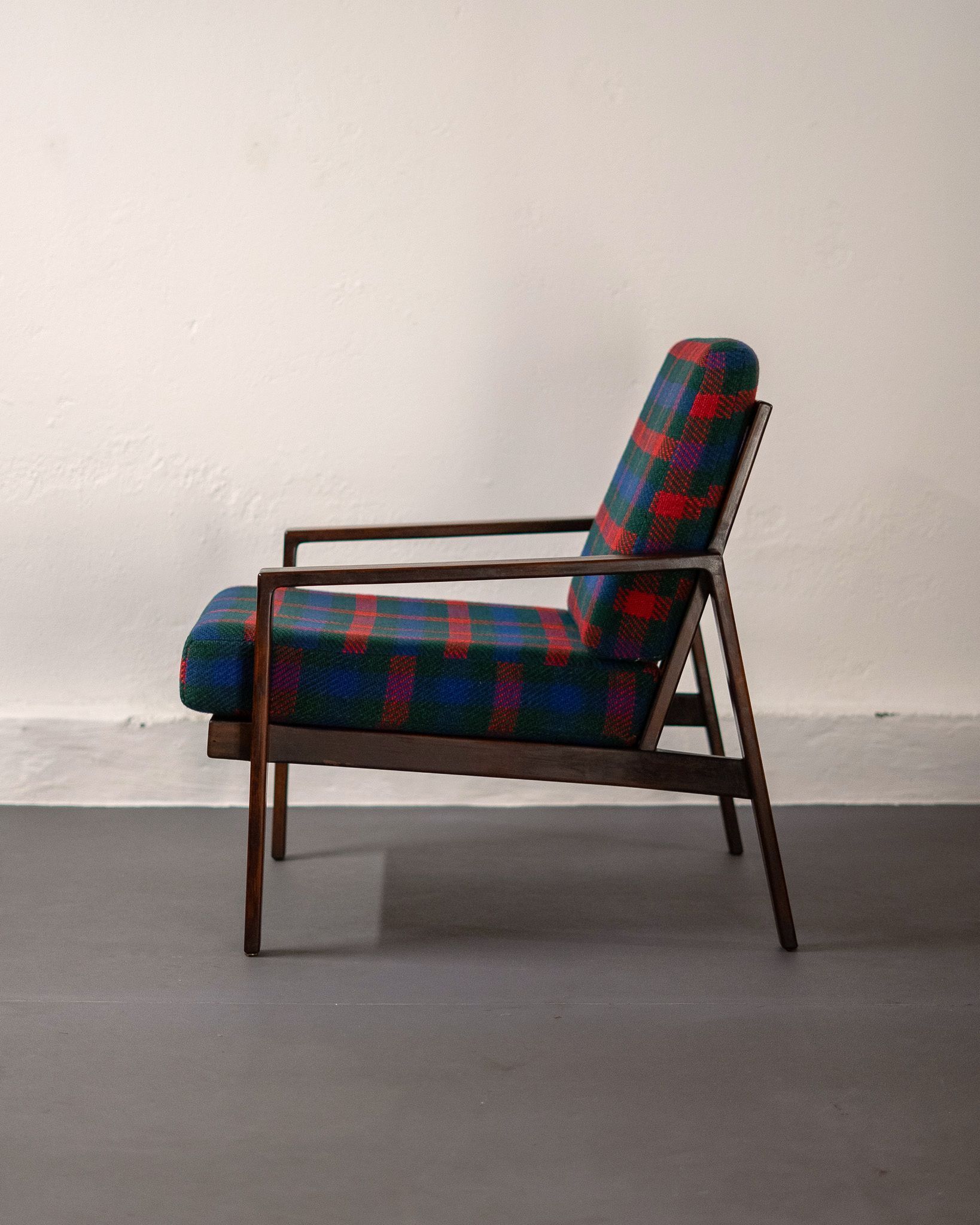 Fauteuil Knoll Antimott en noyer et tartan