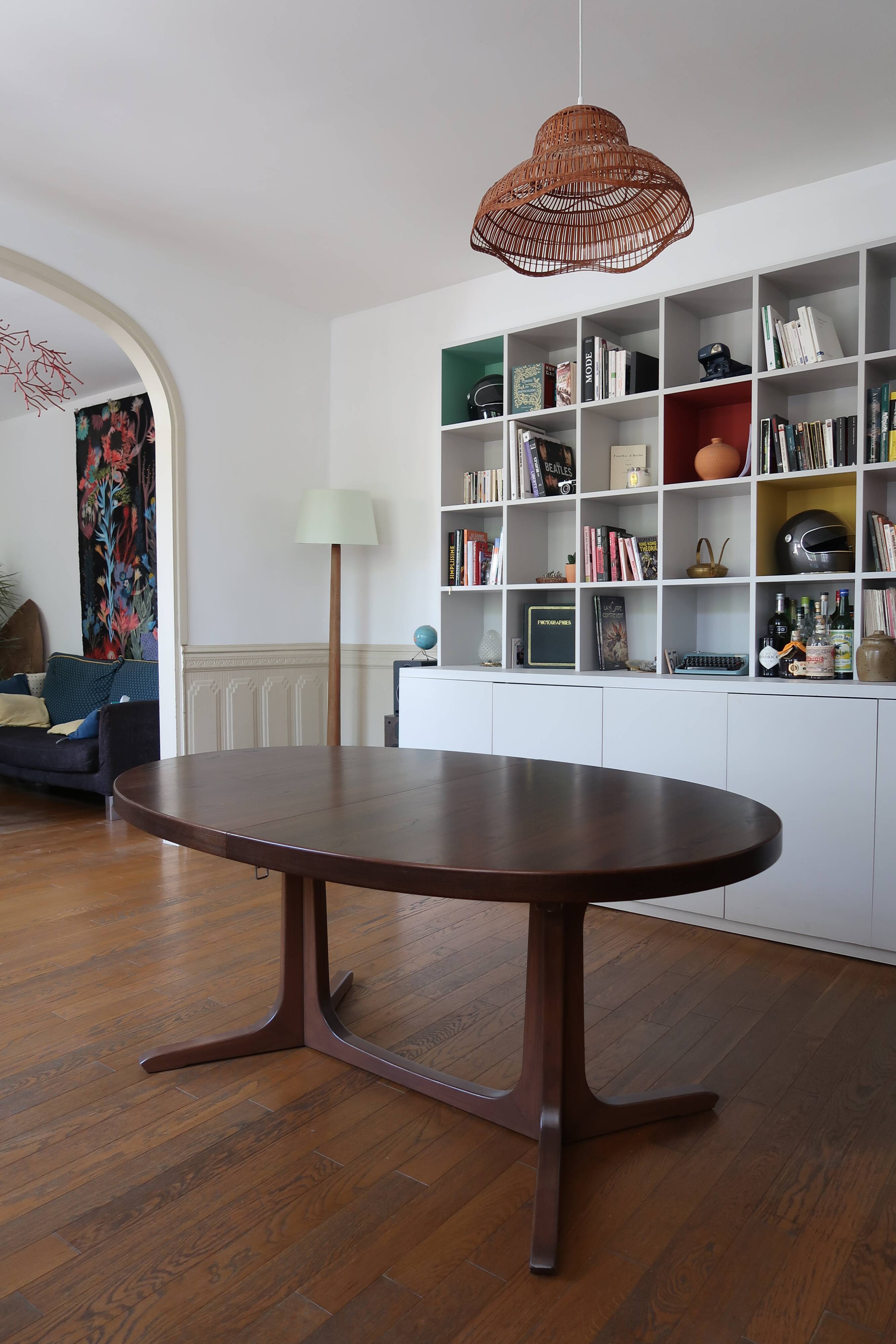 Scandinavian extendable table