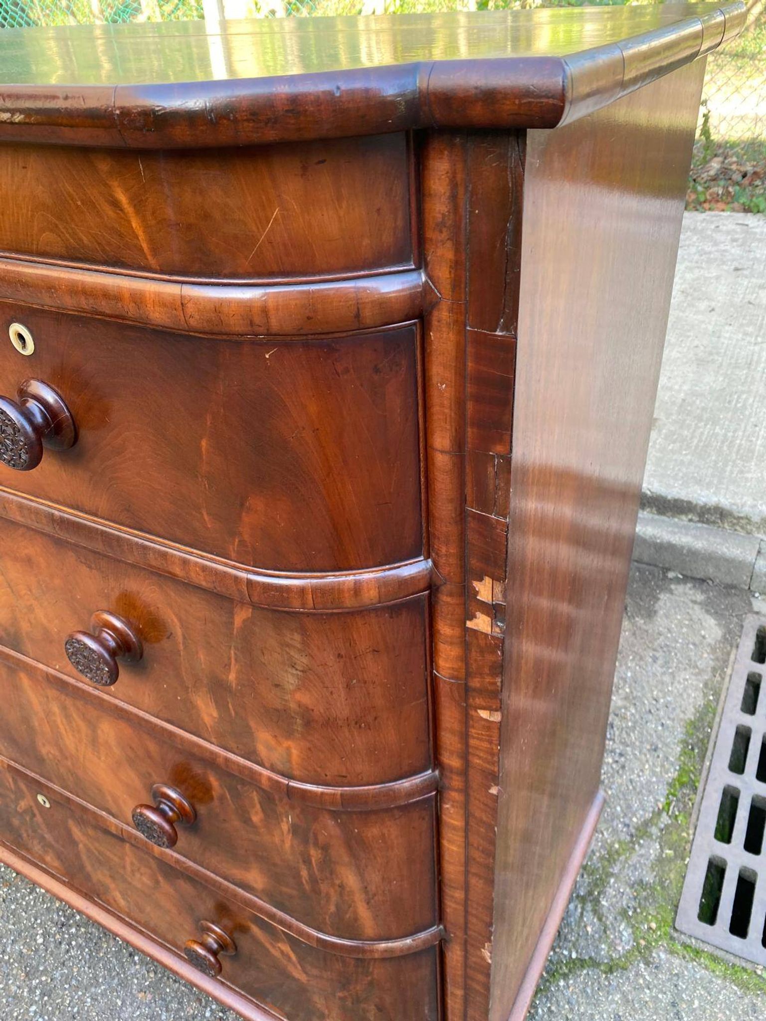 Victorian English commode in solid mahogany wood, 1930.