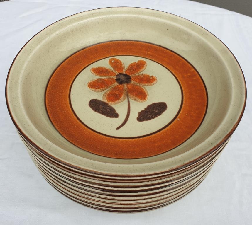 Set 11 plates 1970 Revernay Sarreguemines orange and brown on sandstone background