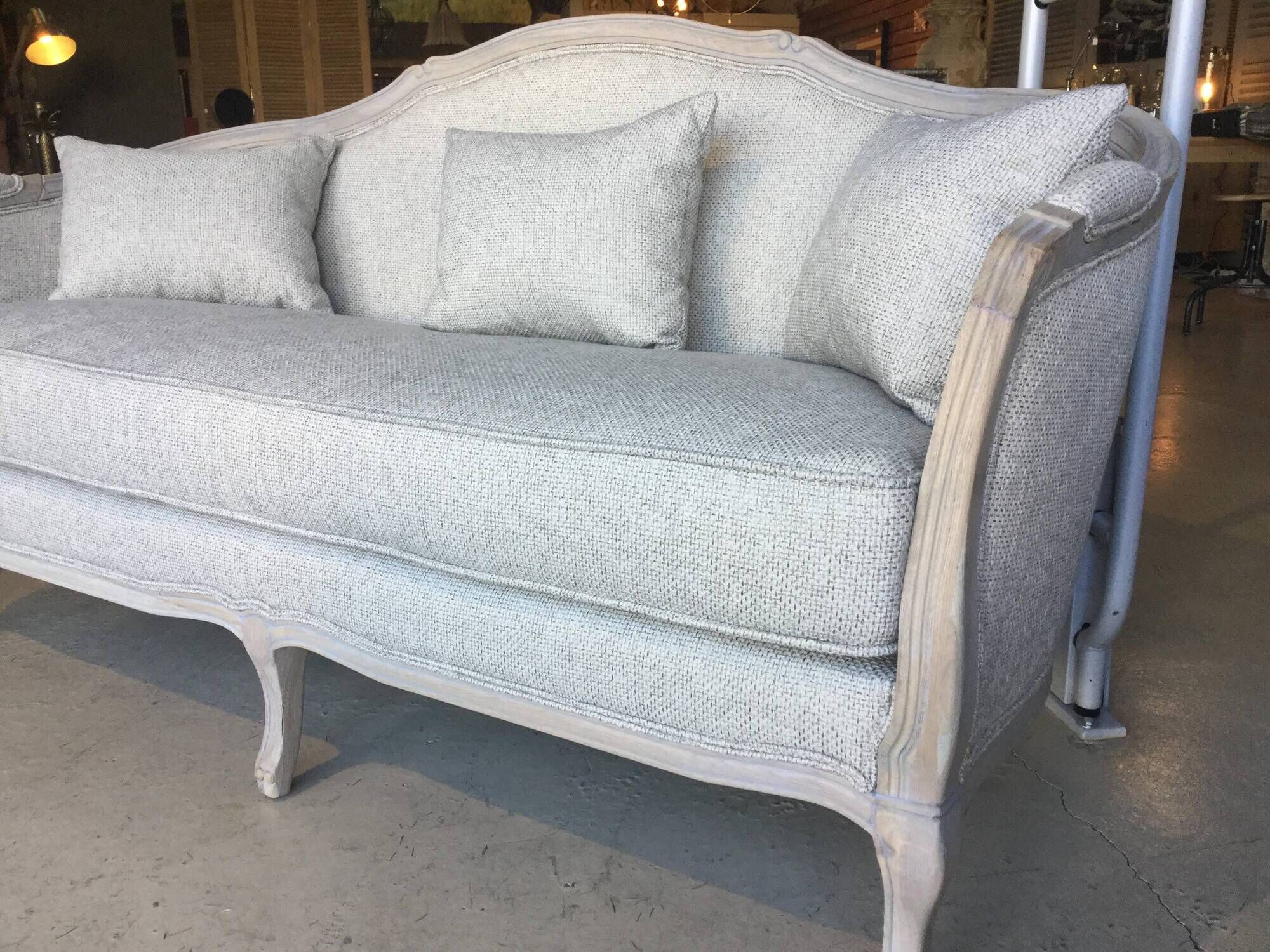 2 high-end Louis XV benches with poufs