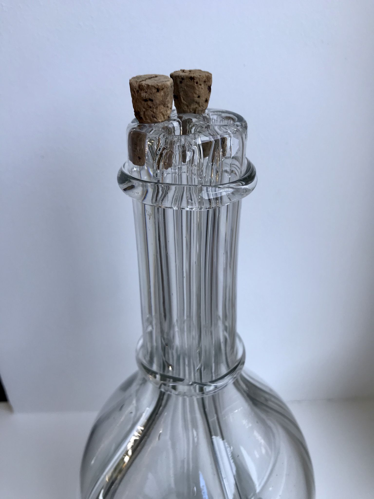 Carafe à liqueur à compartiments en verre moulé début XXème