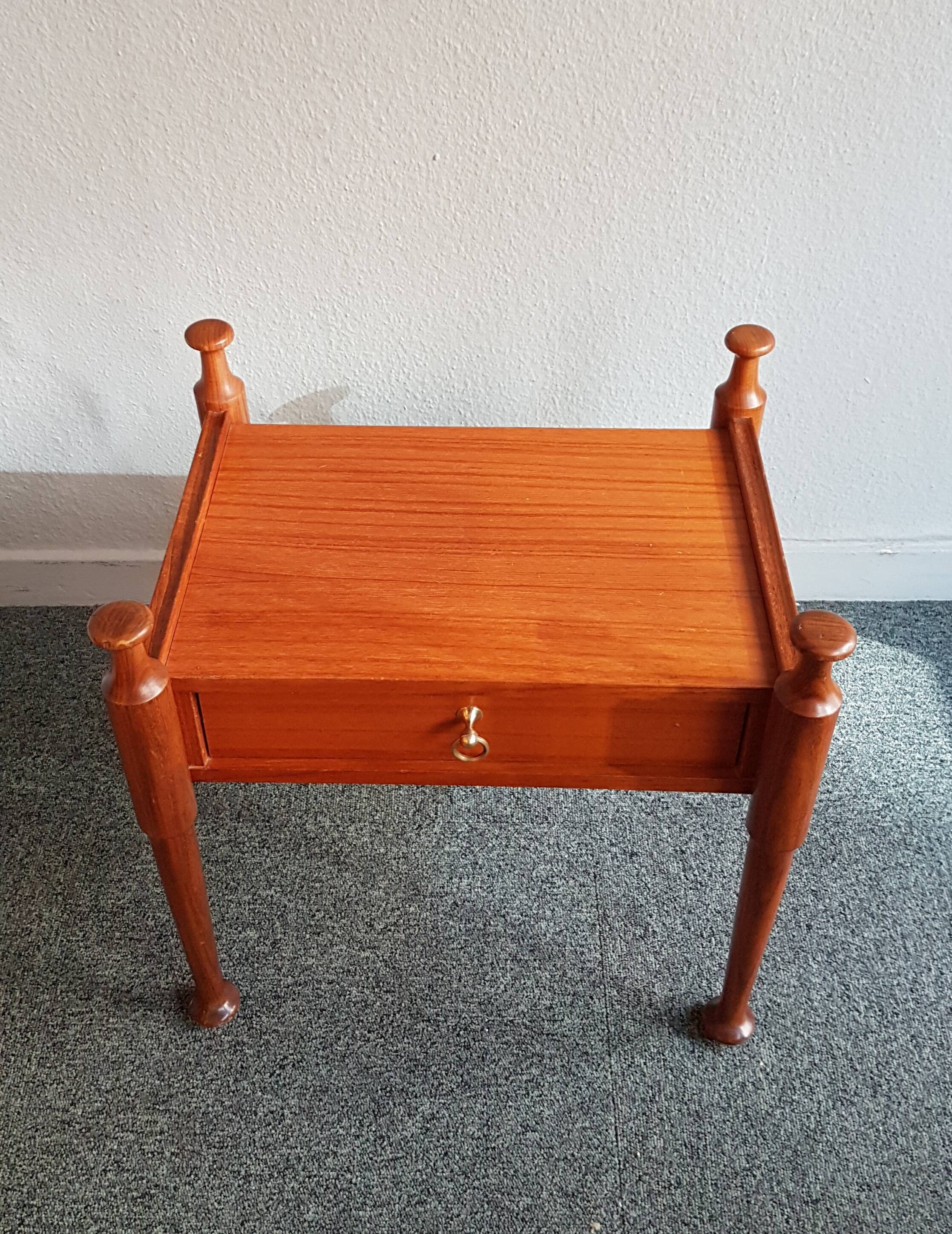 Vintage teak chevet