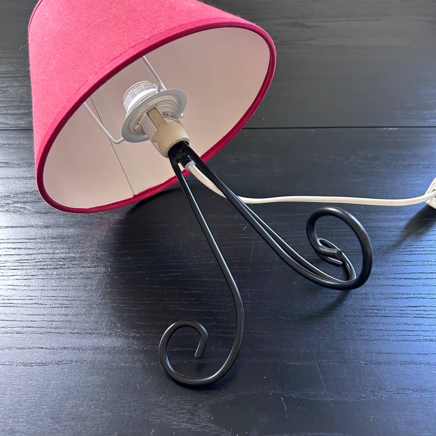 Lampe tripode en métal noir et coton rouge
