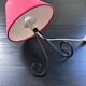 Lampe tripode en métal noir et coton rouge