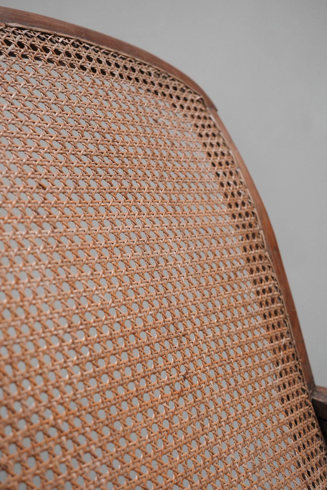 Fauteuil avec assise en cannage et accoudoirs pivotants