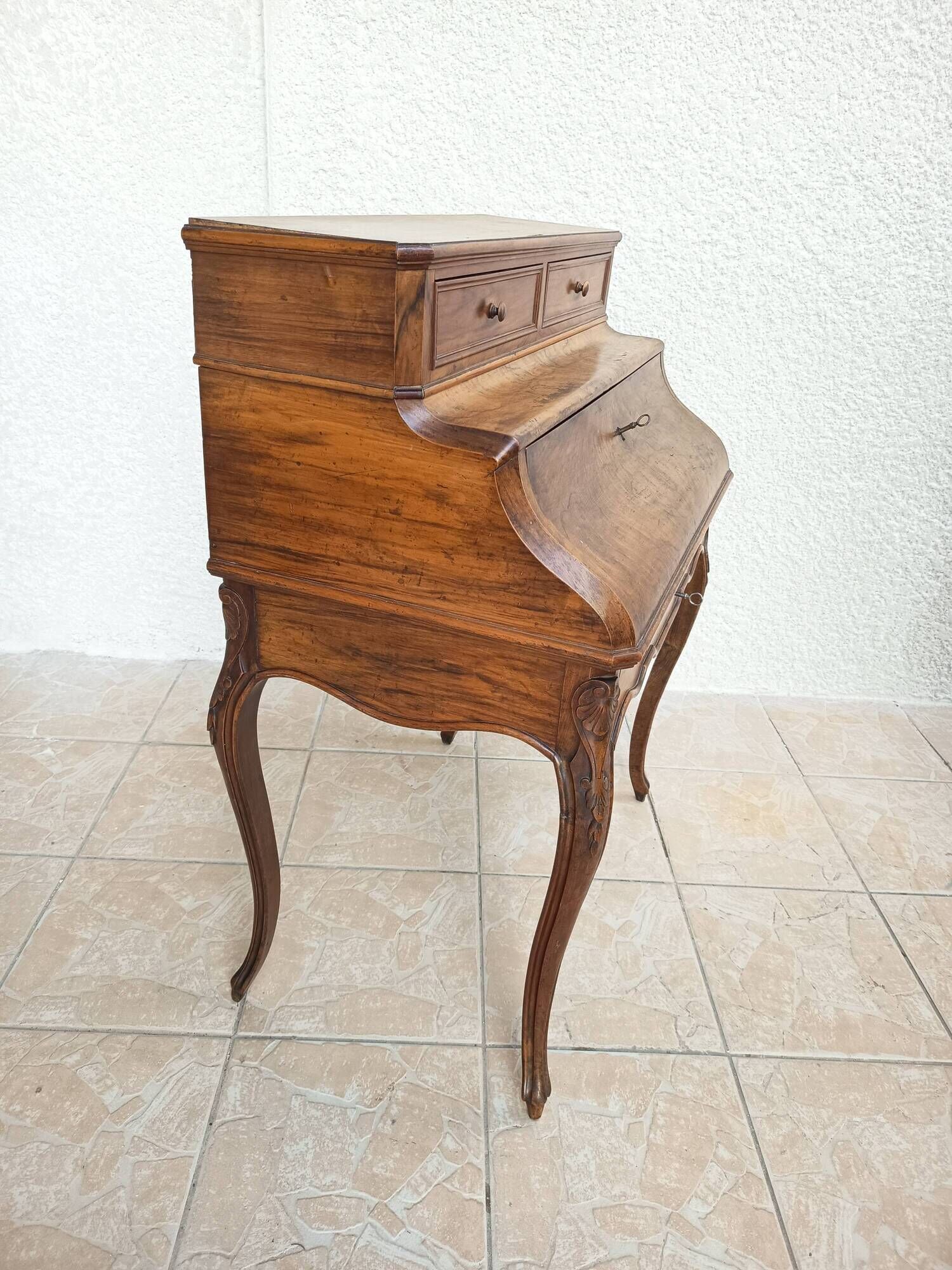 Louis XV slant-top desk in walnut, 19th century.