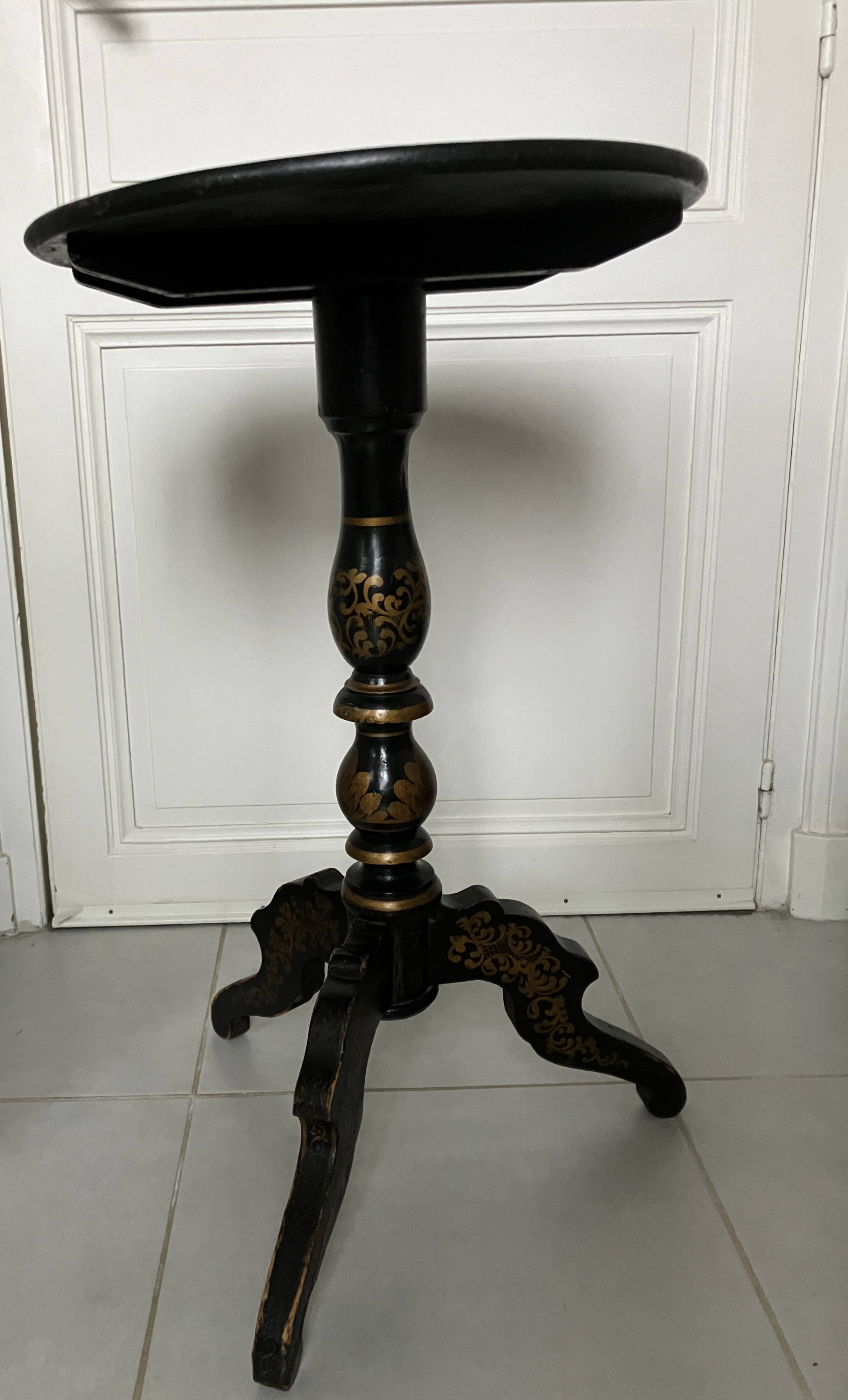 Painted gueridon with floral decoration