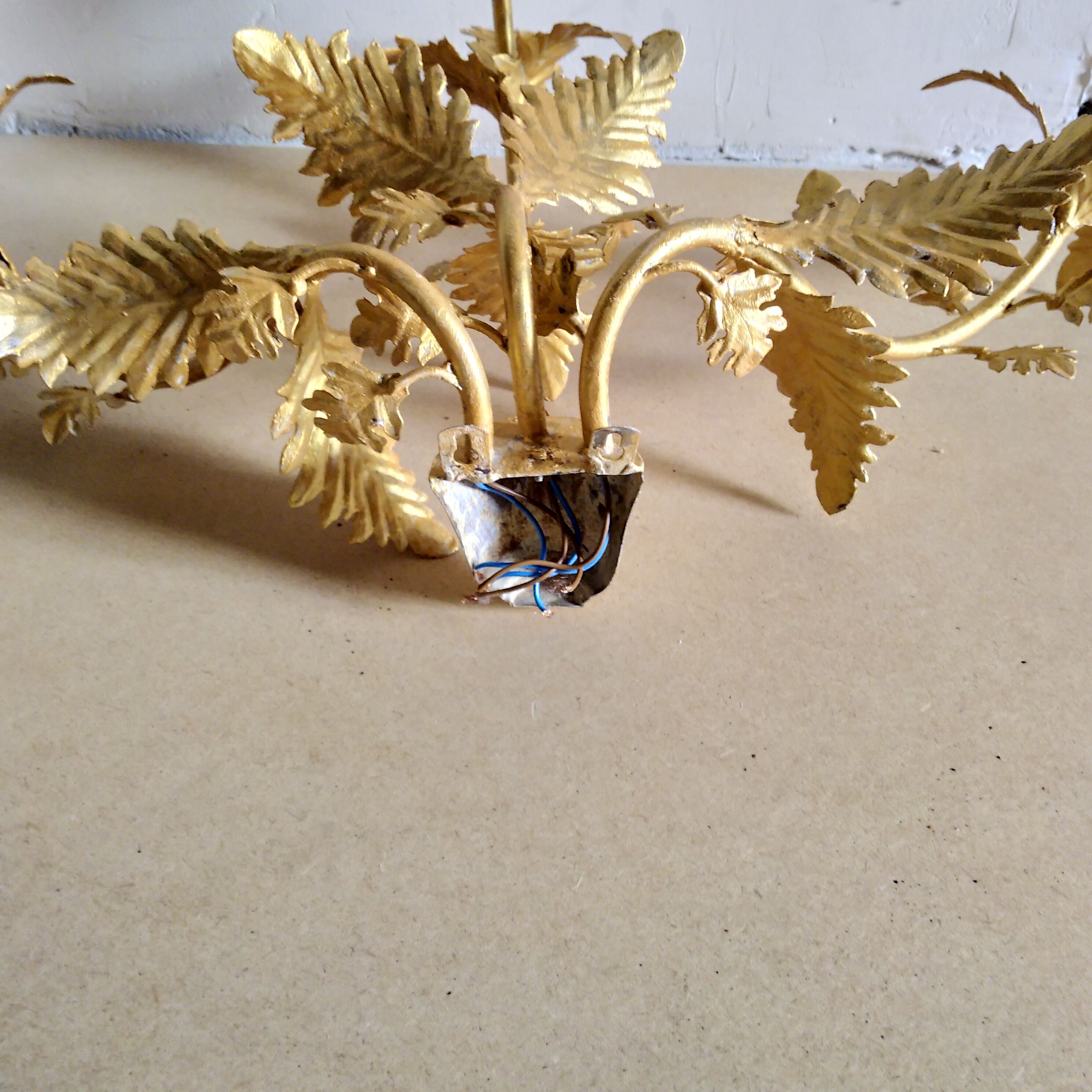 Applies three branches in gilded iron