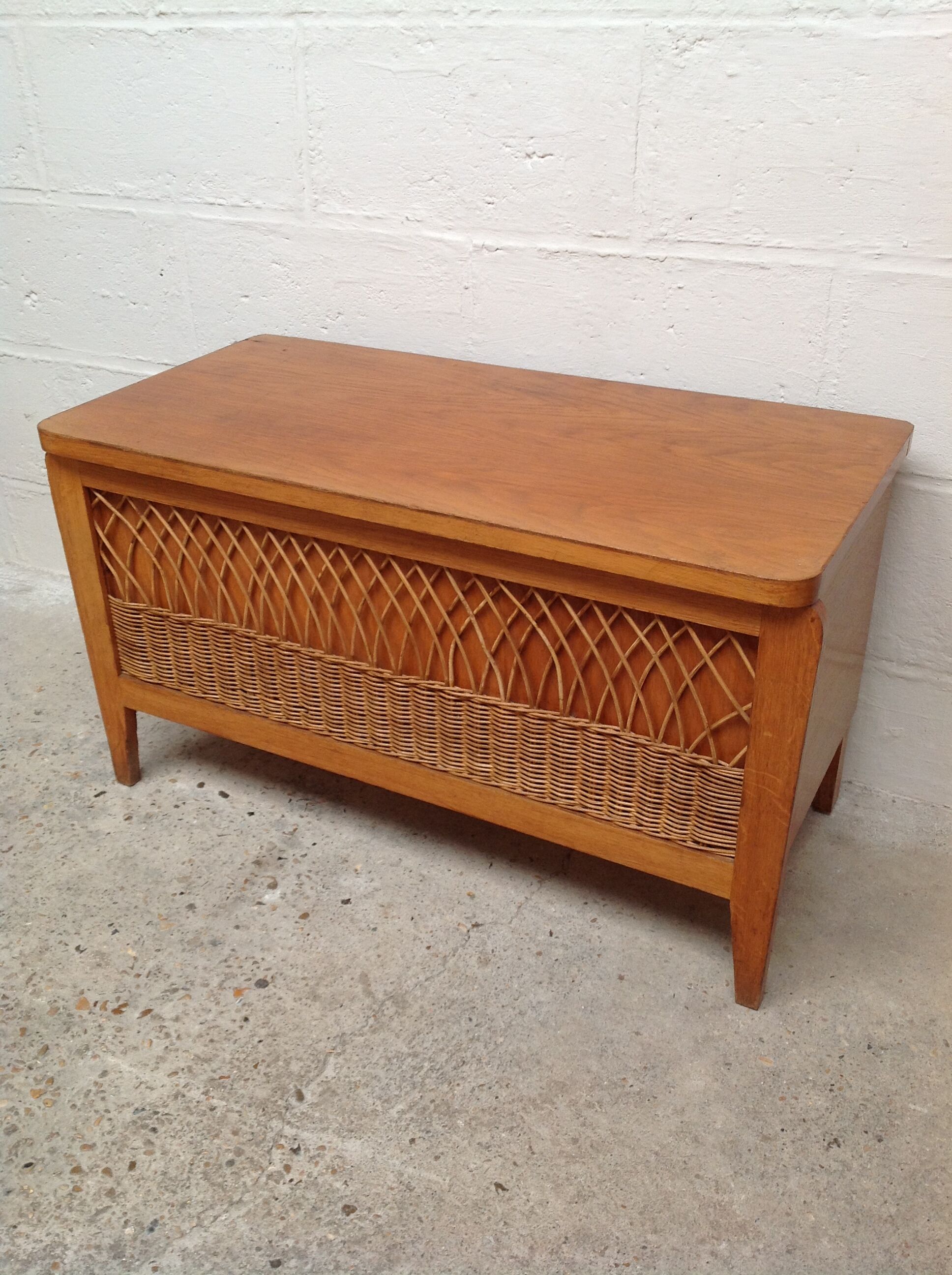 Banc coffre en bois et rotin vintage
