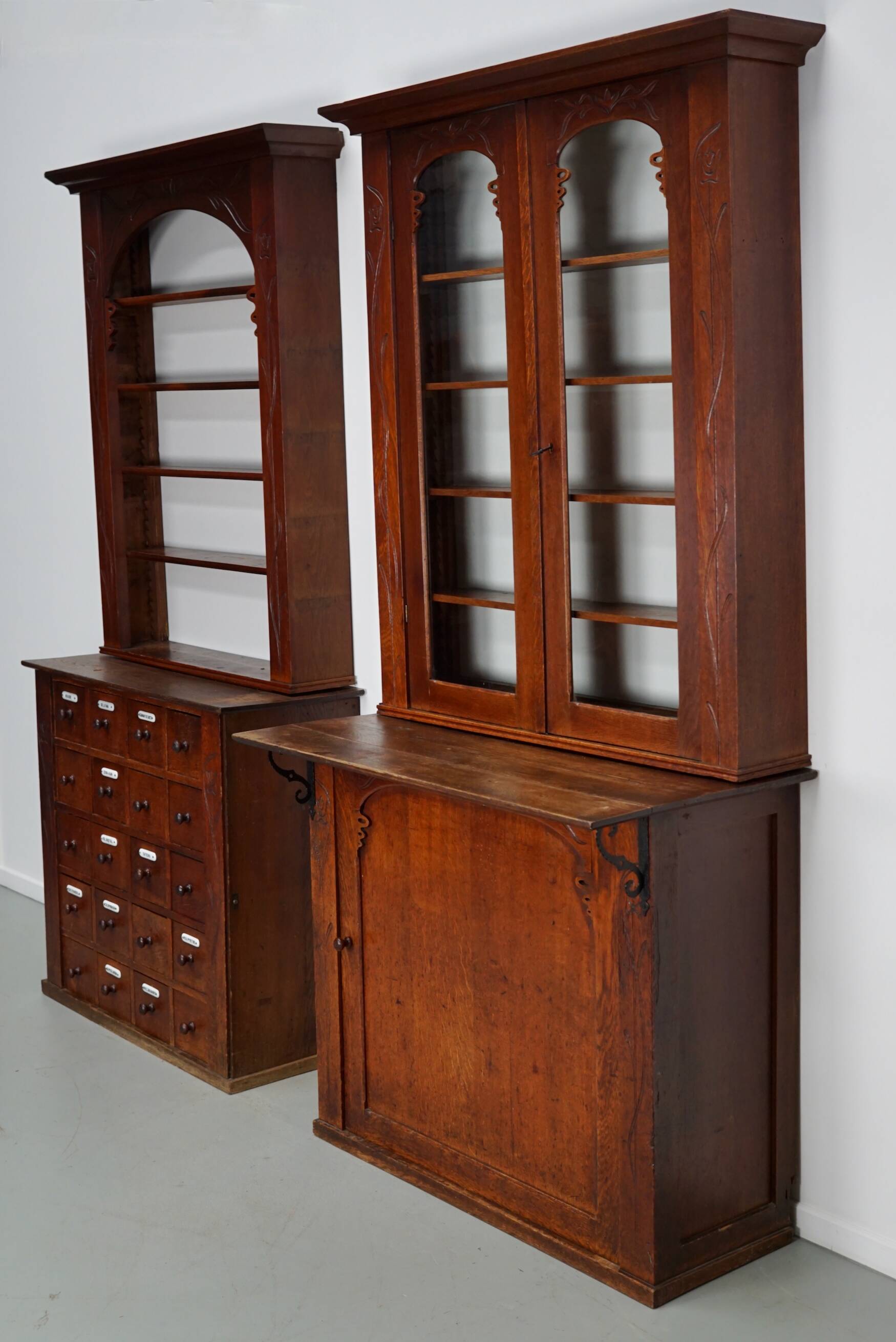 Paire d'armoires / vitrines d'apothicaire en chêne hollandais antiques Art Nouveau vers 1904