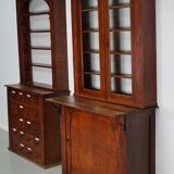 Paire d'armoires / vitrines d'apothicaire en chêne hollandais antiques Art Nouveau vers 1904