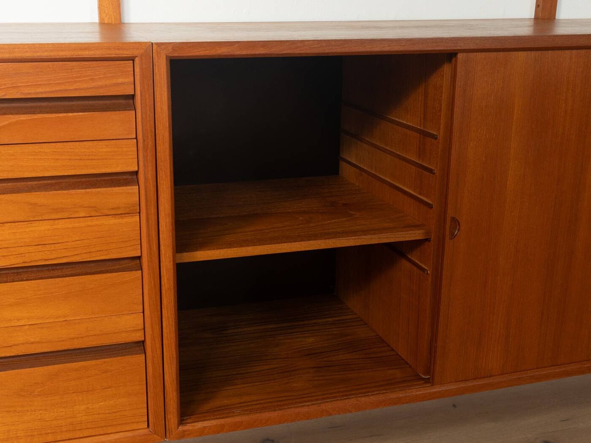 Classic shelving system from the 1960s in teak veneer by Poul Cadovius for Cado