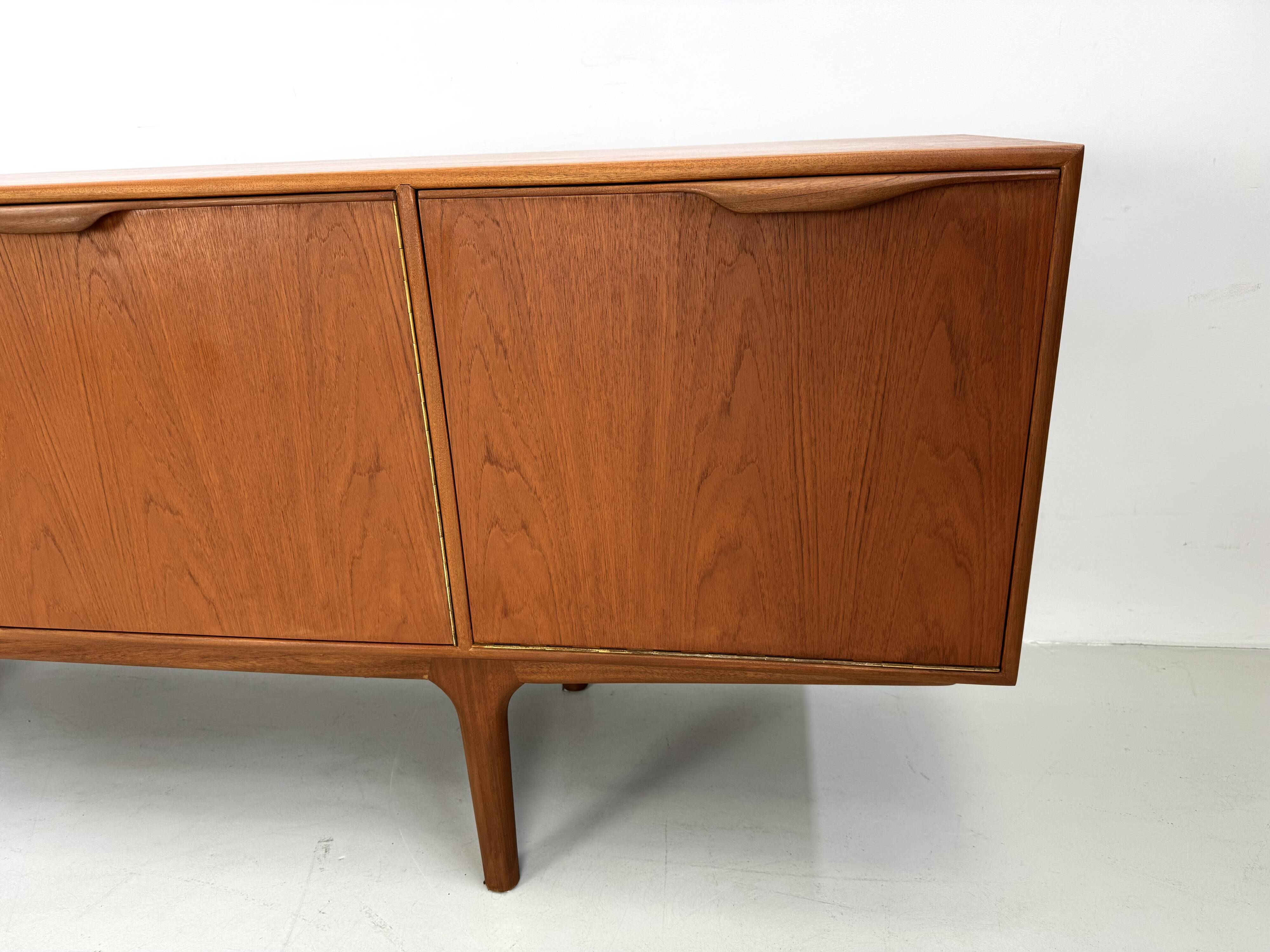 Buffet vintage par McIntosh, design de T. Robertson des années 1960.