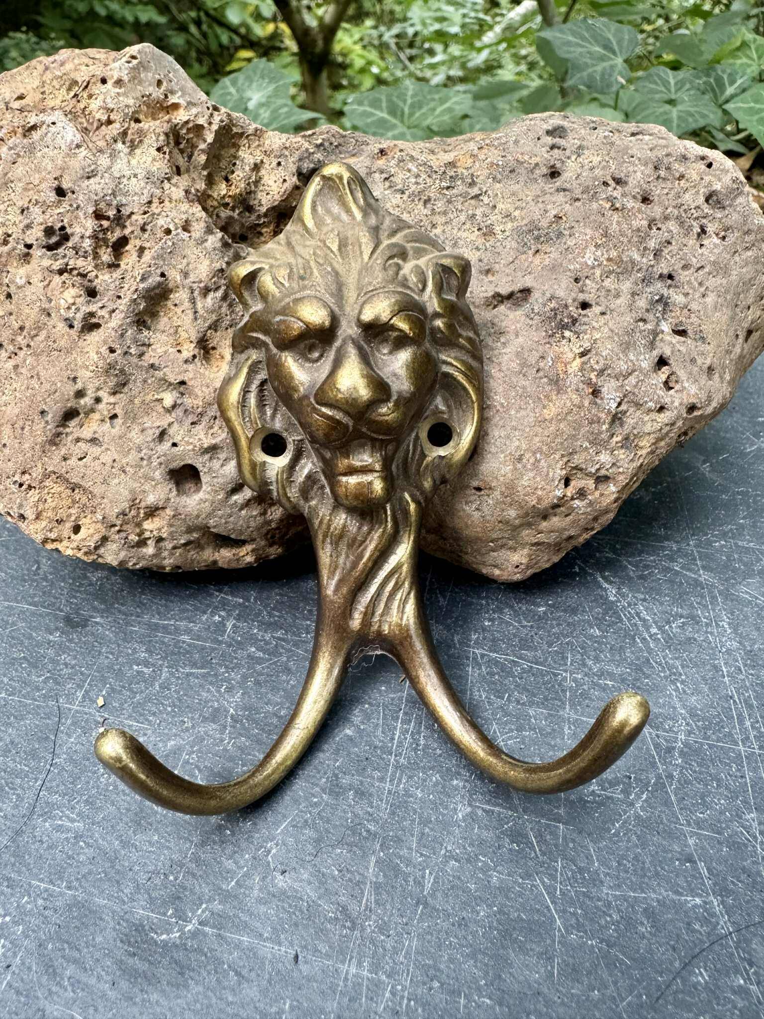 Patère lion en laiton style baroque