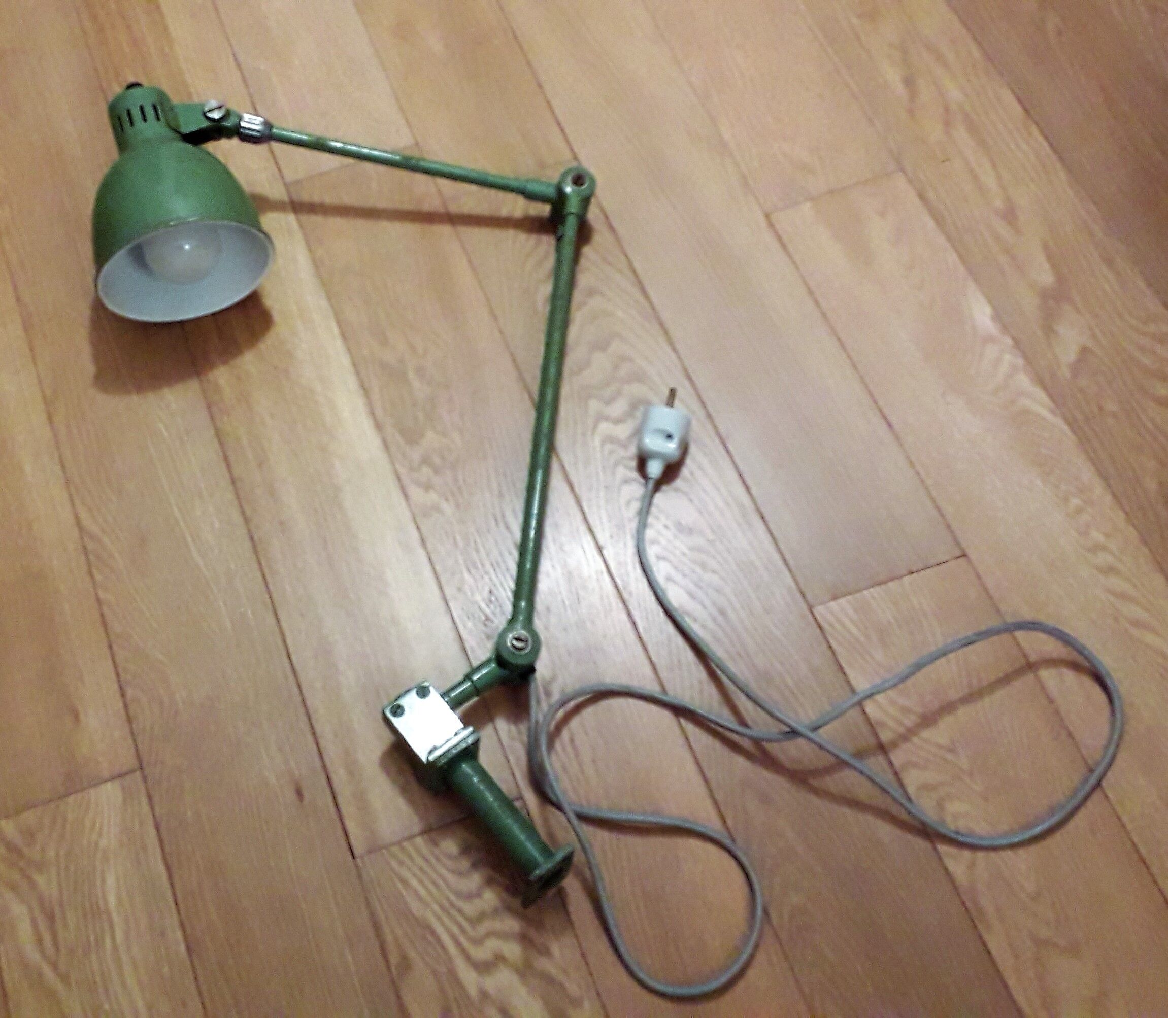 Workshop 2 articulated lamp arms