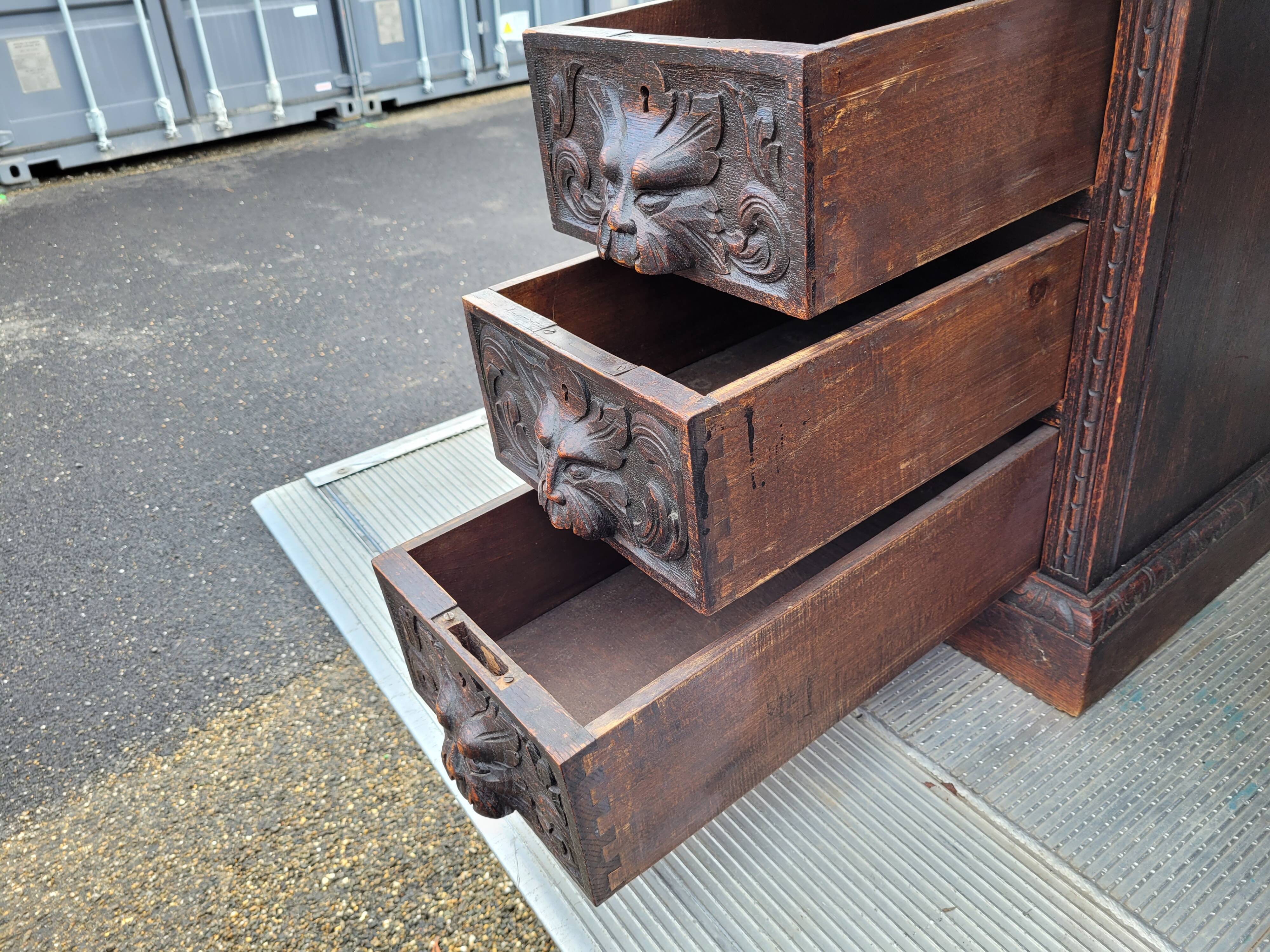 Bureau sculpté antique