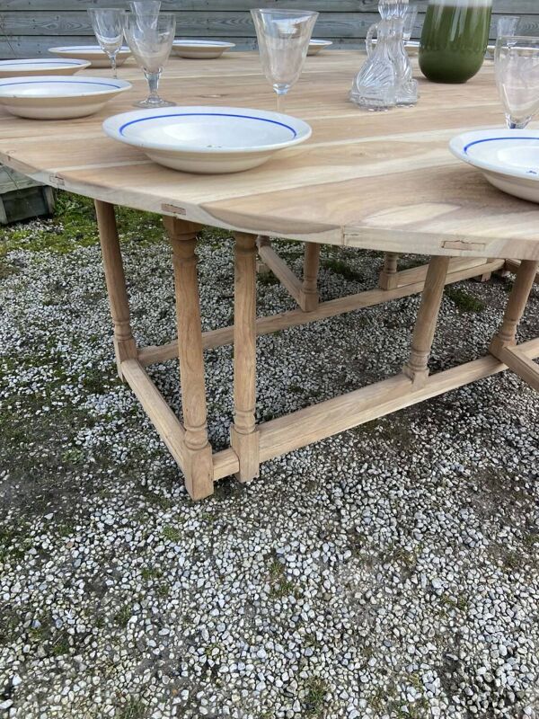 Grande table Gateleg en bois brut