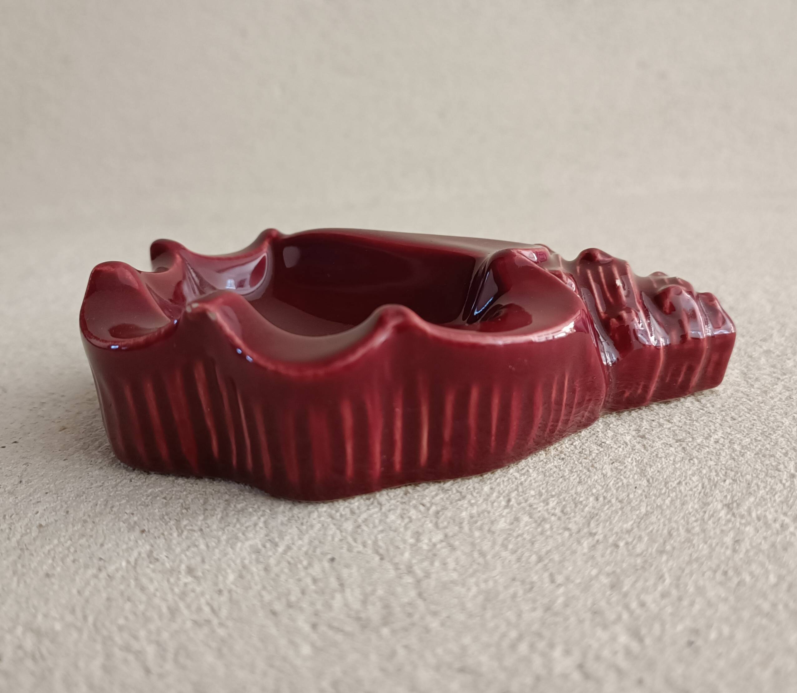 Shell ashtray in slipware